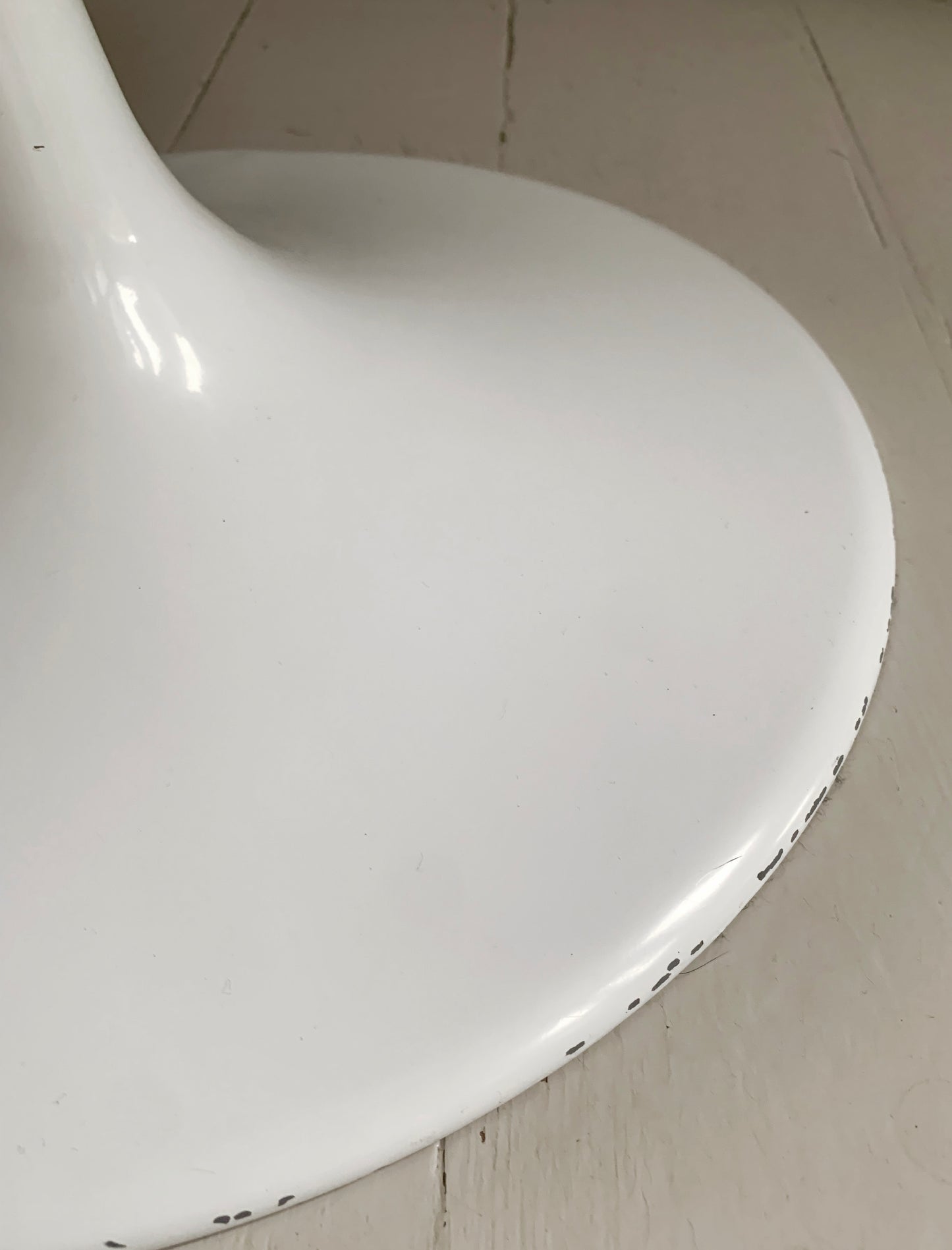 Pair Of Tulip White Gloss Chairs With Red Fabric Seats, Originally Designed by Eero Saarien