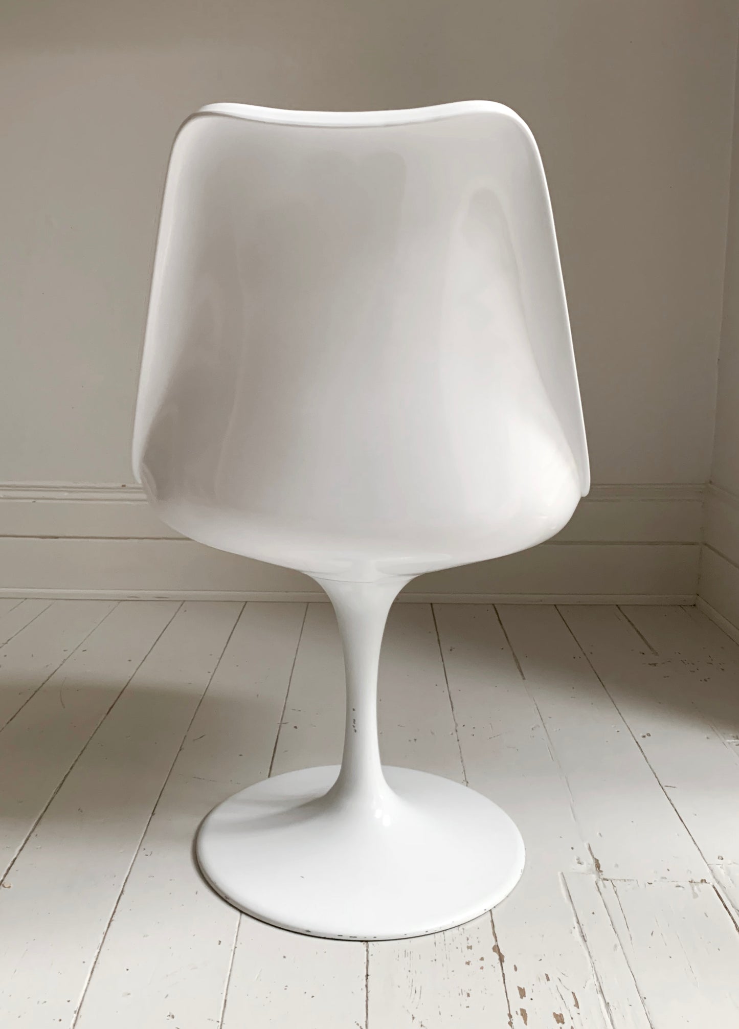 Pair Of Tulip White Gloss Chairs With Red Fabric Seats, Originally Designed by Eero Saarien