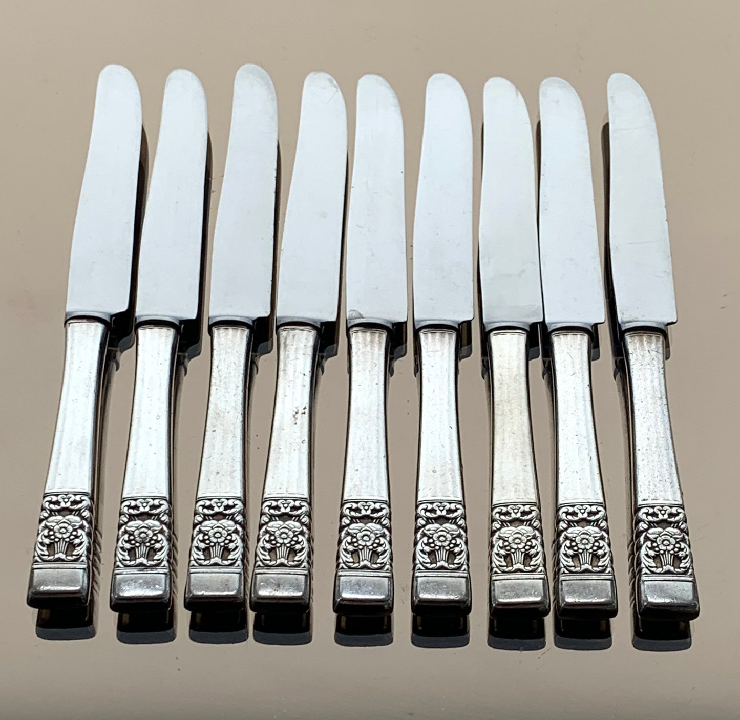 Vintage Oneida Community Hampton Court Pattern silver plated 9 x butter knives