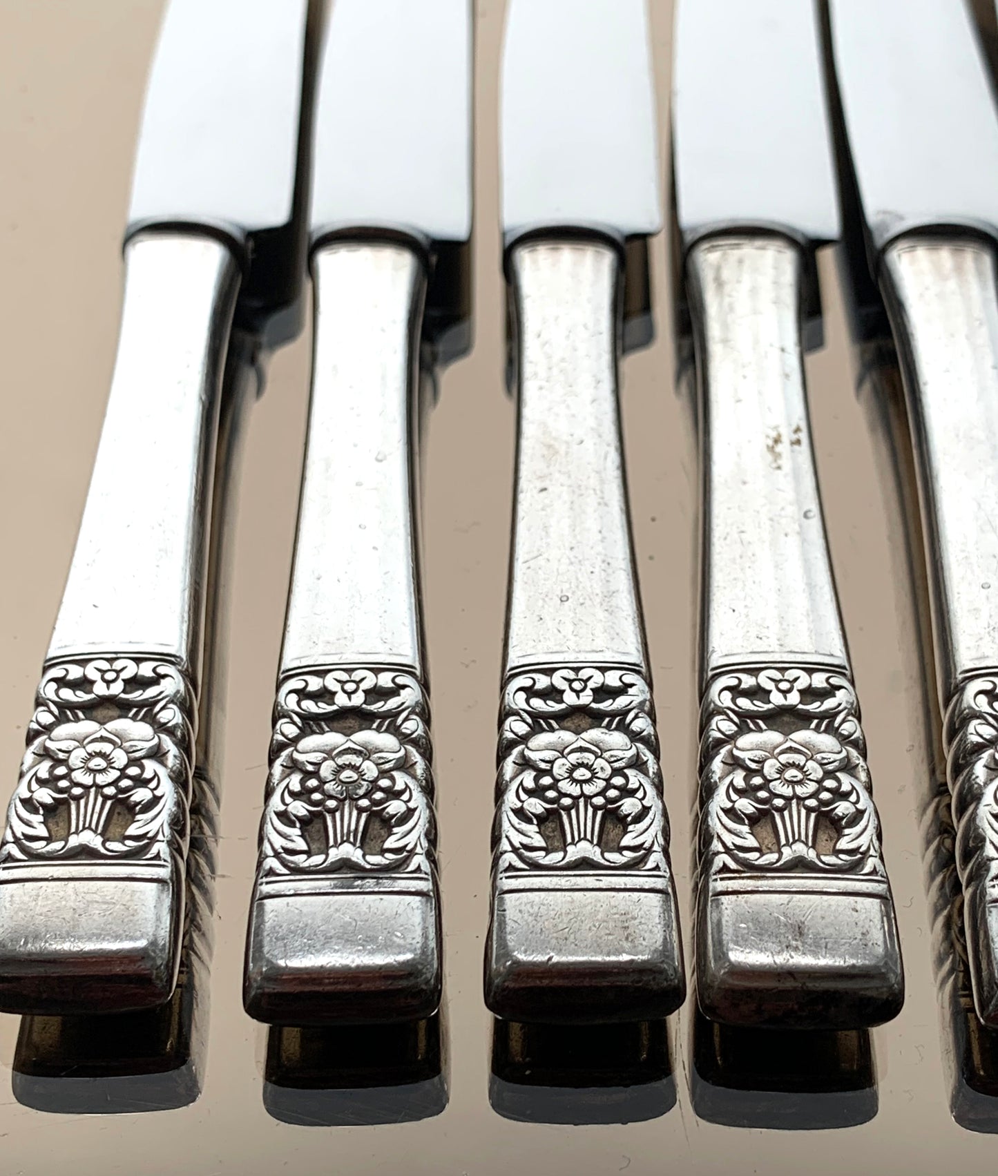 Vintage Oneida Community Hampton Court Pattern silver plated 9 x butter knives