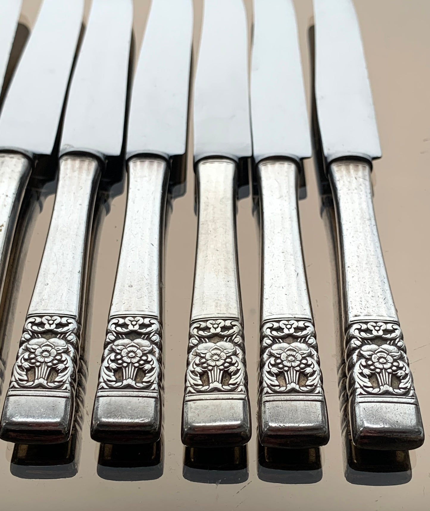 Vintage Oneida Community Hampton Court Pattern silver plated 9 x butter knives