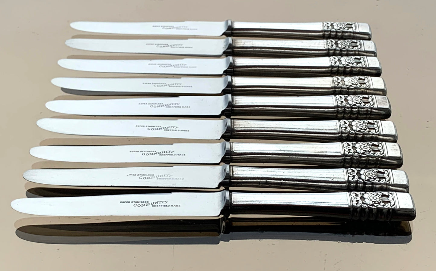 Vintage Oneida Community Hampton Court Pattern silver plated 9 x butter knives