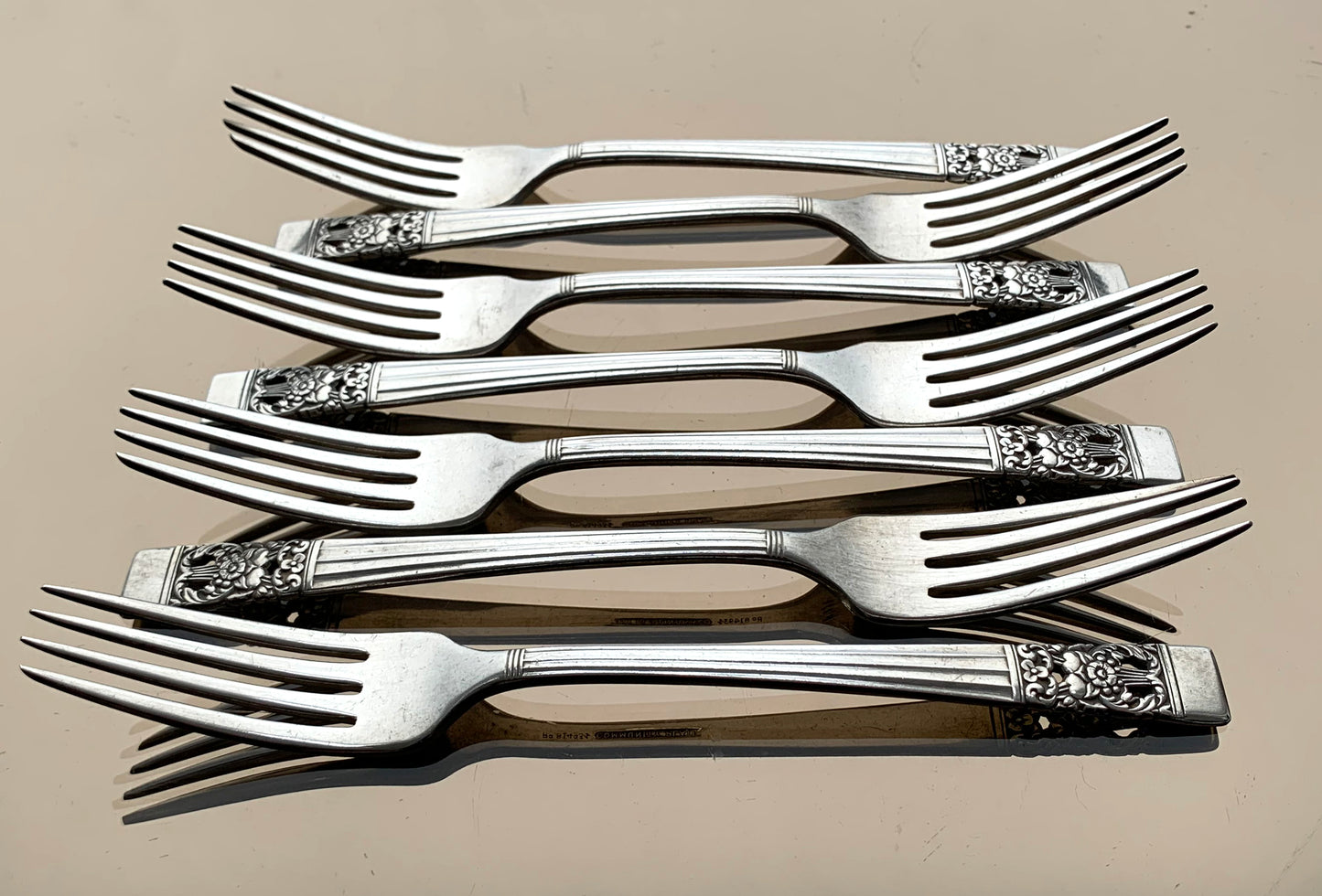 Vintage Oneida Community Hampton Court Pattern silver plated 7 x Dinner forks