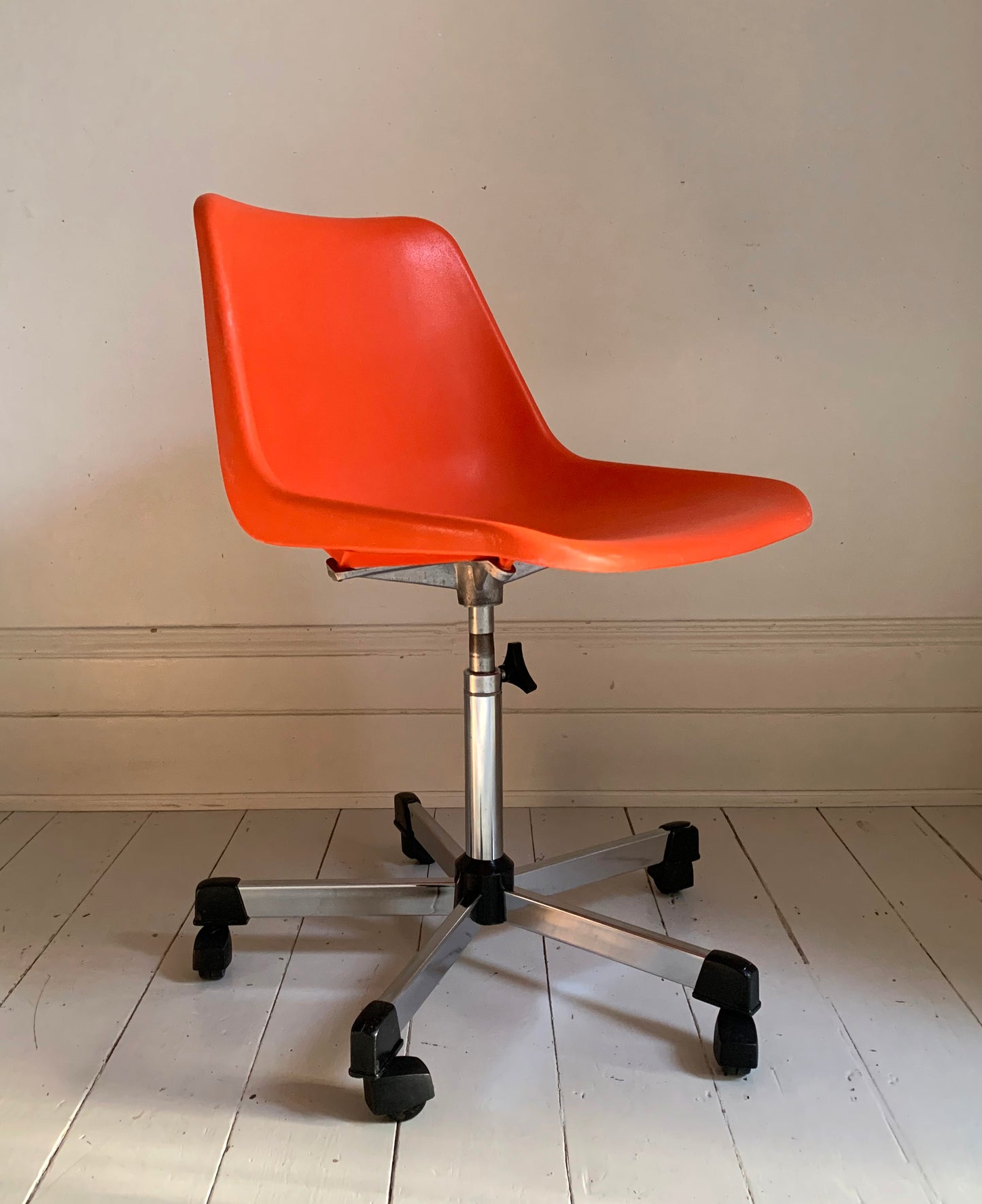 1 x Rare Vintage Hille Swivel Chair, In Orange on Castors, Designed By Robin Day