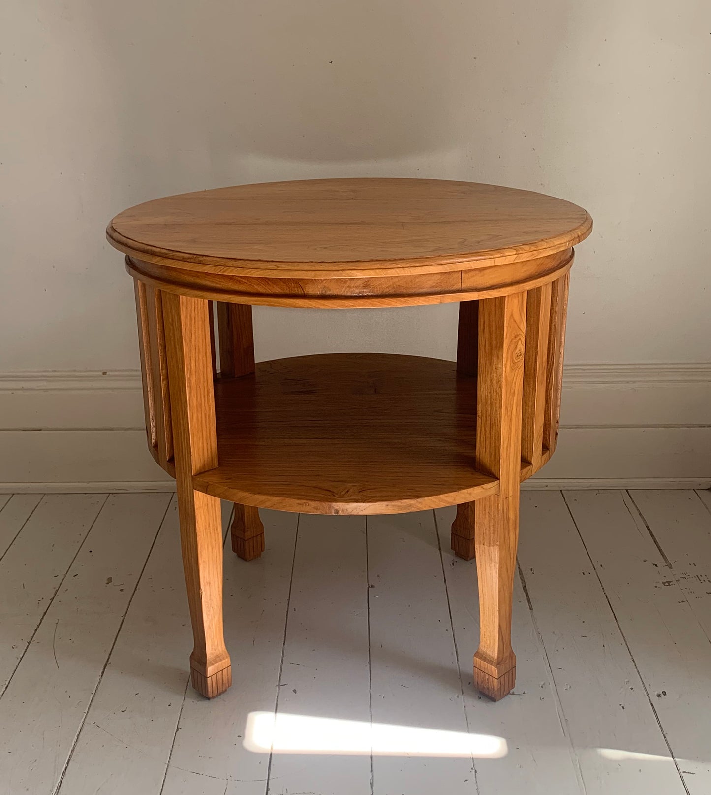 Colonial Style Large Round Occasional / Side Table with Shelf