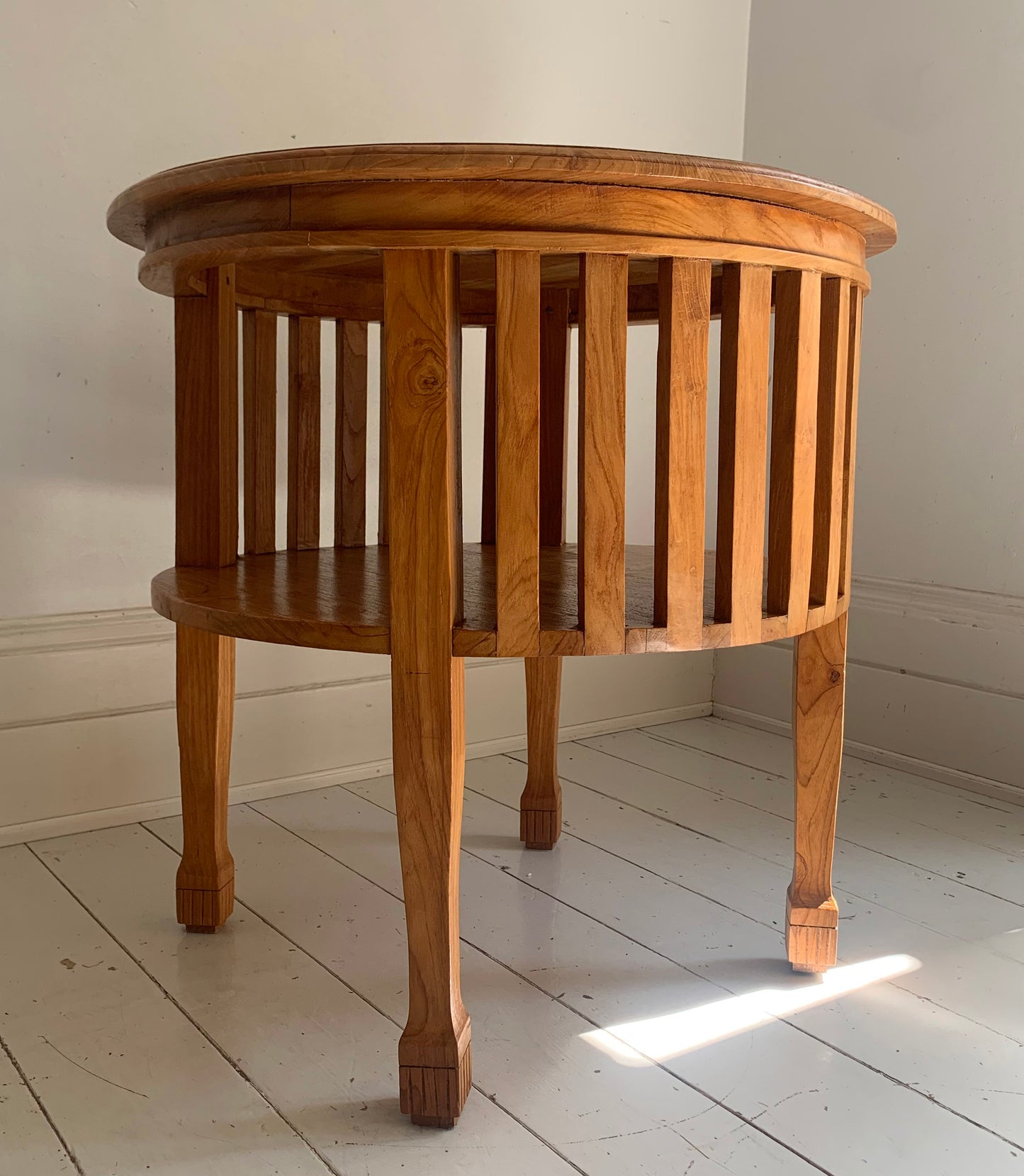 Colonial Style Large Round Occasional / Side Table with Shelf