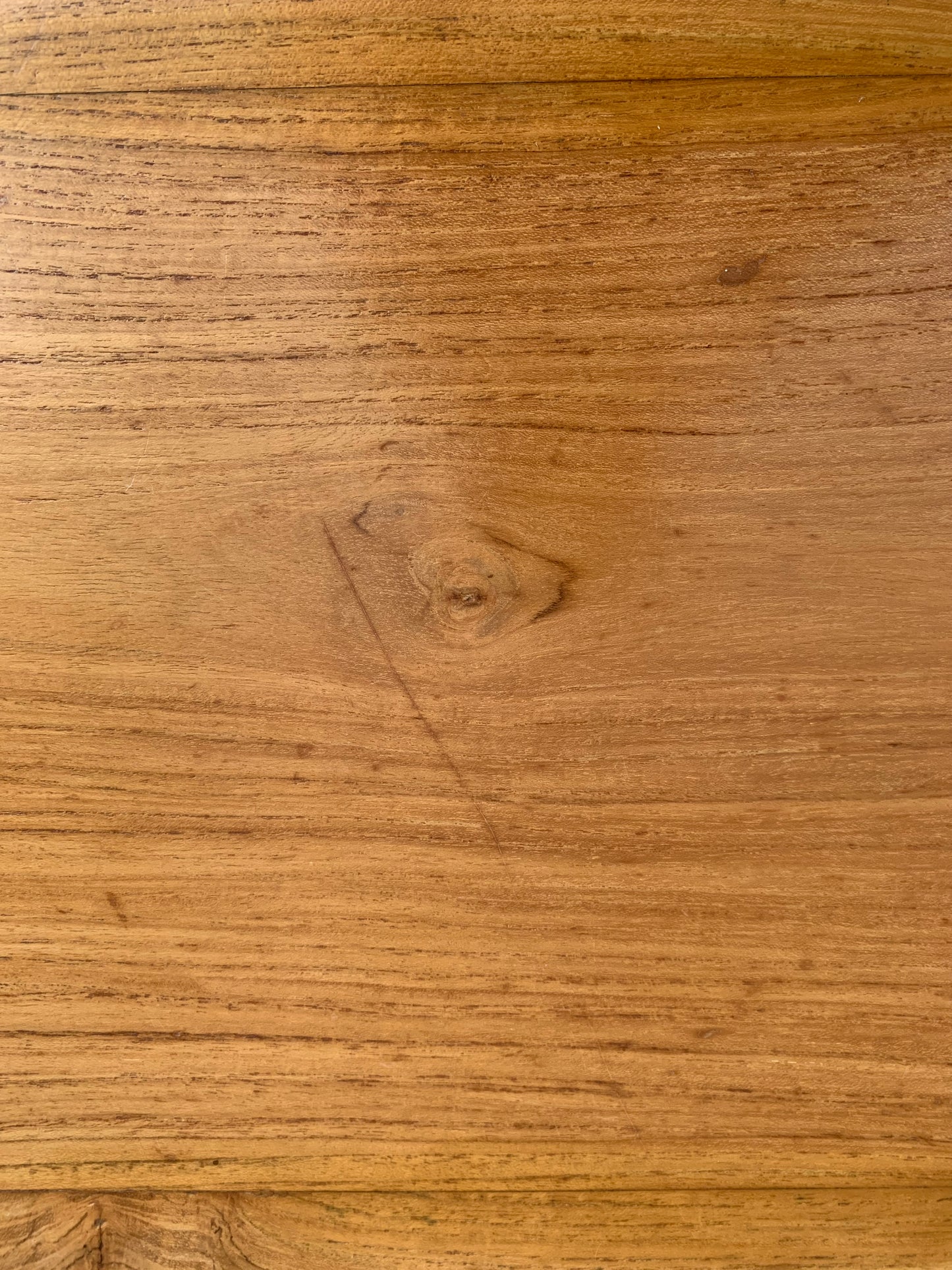 Colonial Style Large Round Occasional / Side Table with Shelf
