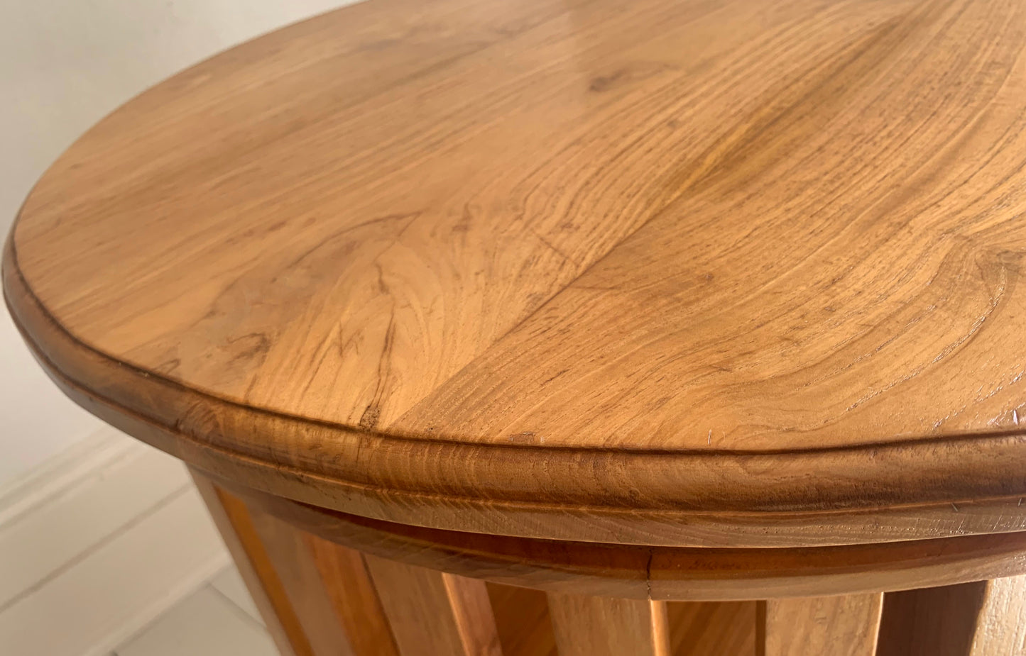 Colonial Style Large Round Occasional / Side Table with Shelf