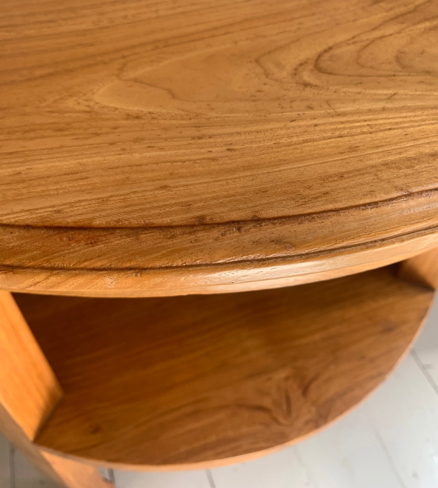 Colonial Style Large Round Occasional / Side Table with Shelf