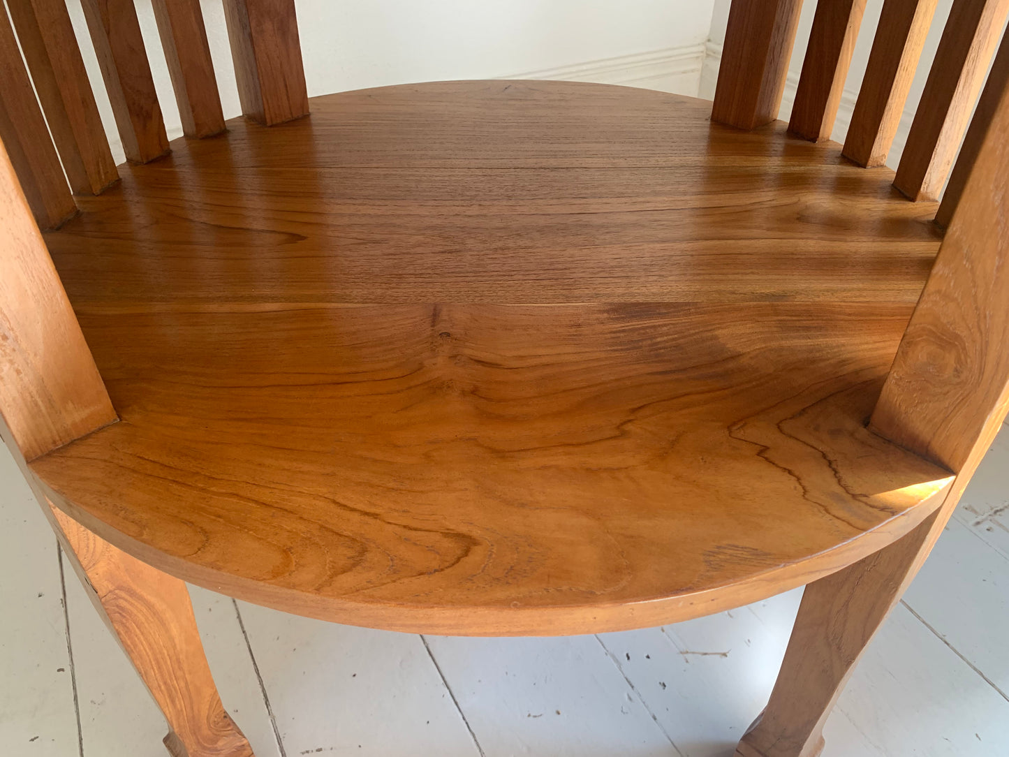 Colonial Style Large Round Occasional / Side Table with Shelf