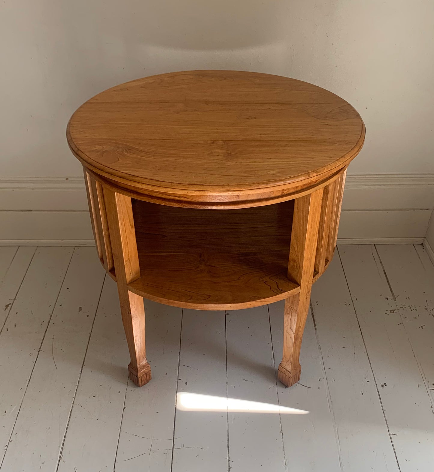 Colonial Style Large Round Occasional / Side Table with Shelf