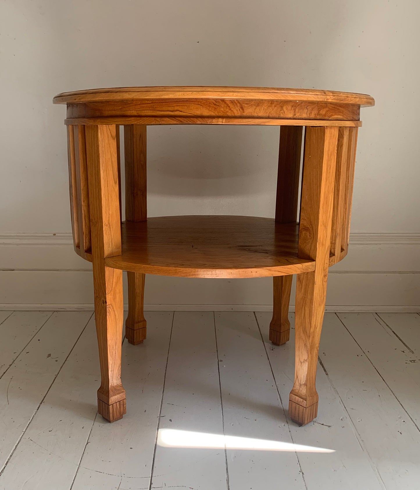 Colonial Style Large Round Occasional / Side Table with Shelf