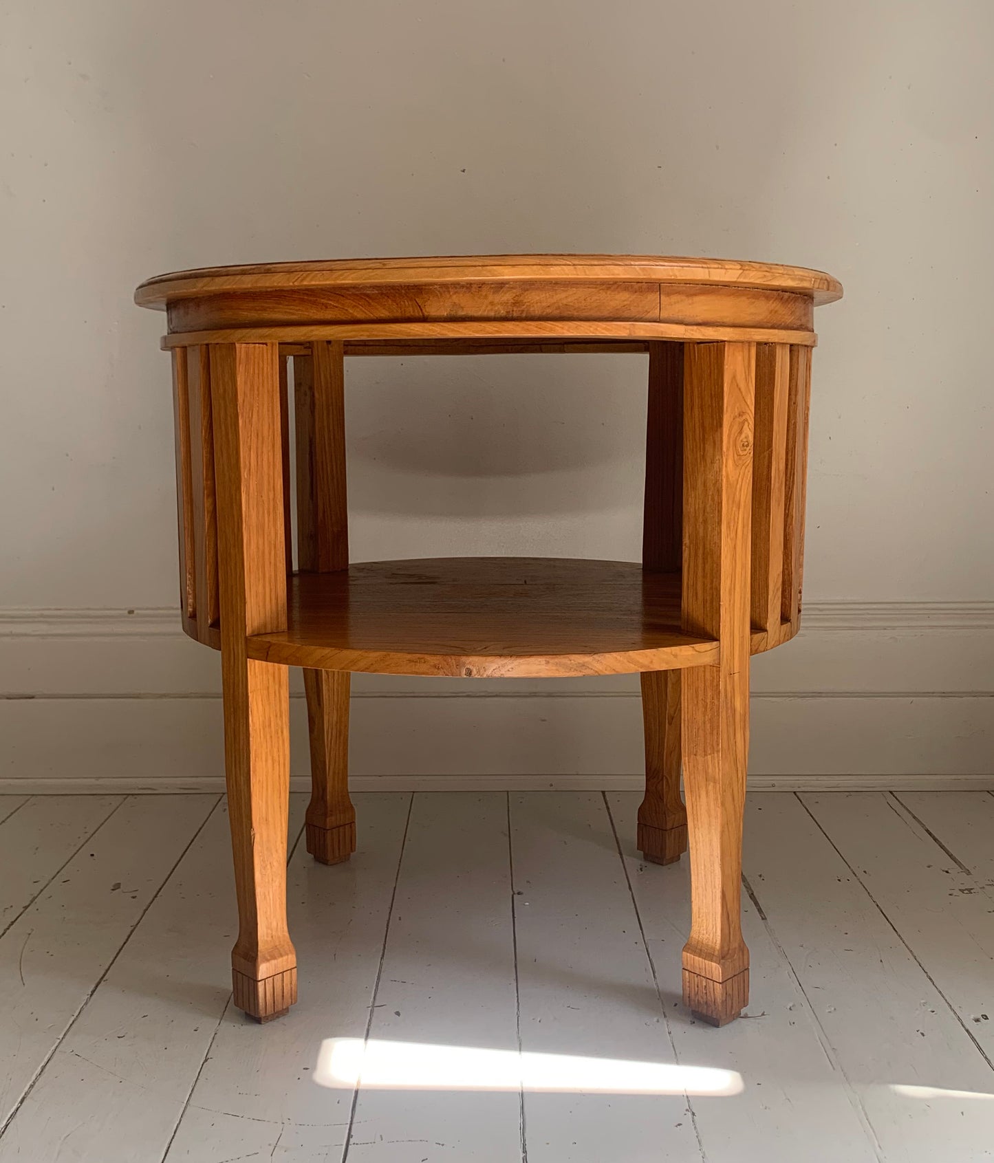 Colonial Style Large Round Occasional / Side Table with Shelf