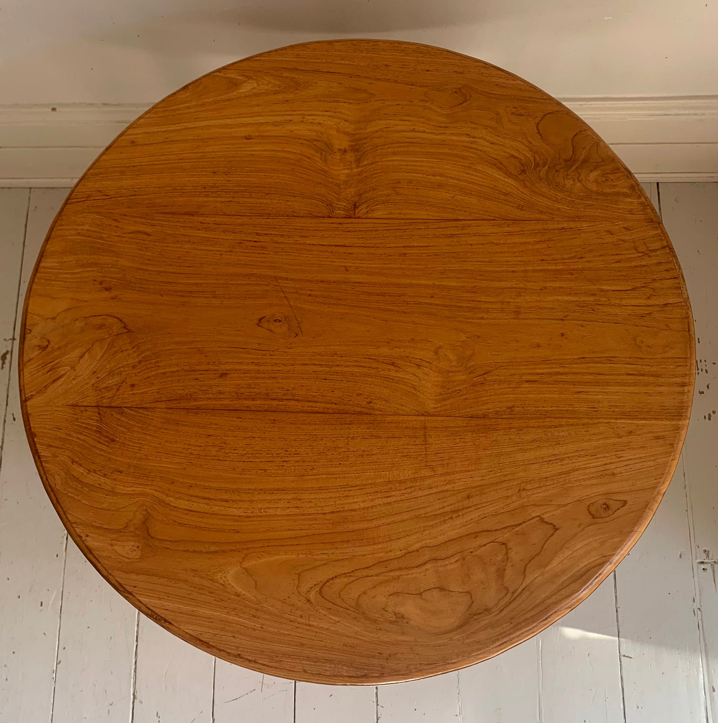 Colonial Style Large Round Occasional / Side Table with Shelf
