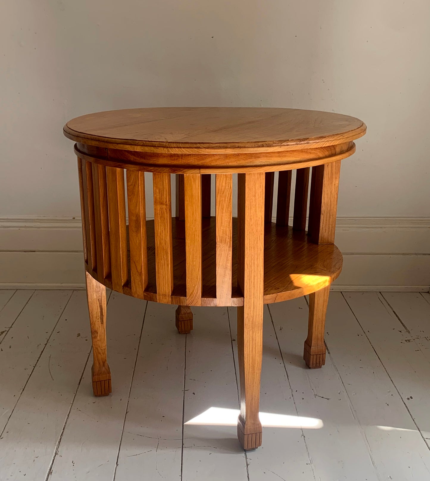 Colonial Style Large Round Occasional / Side Table with Shelf