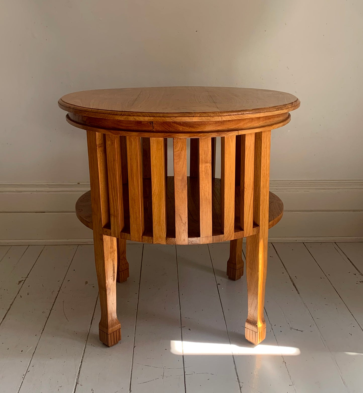 Colonial Style Large Round Occasional / Side Table with Shelf