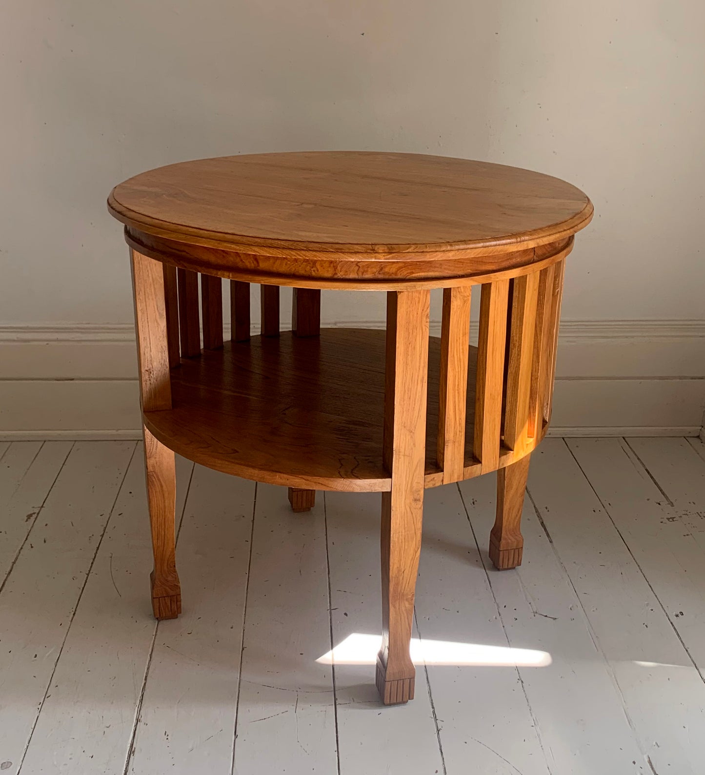 Colonial Style Large Round Occasional / Side Table with Shelf