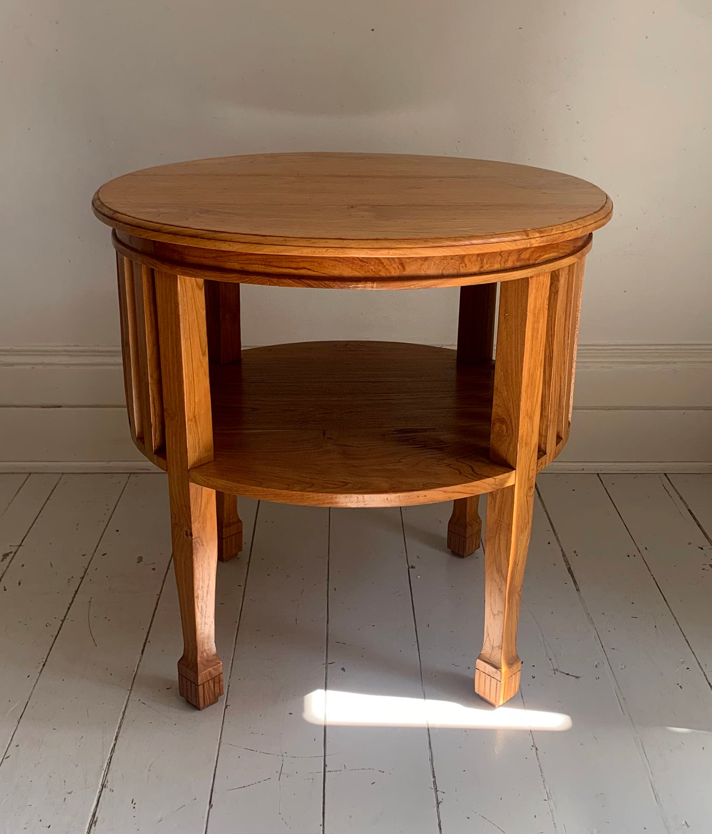 Colonial Style Large Round Occasional / Side Table with Shelf