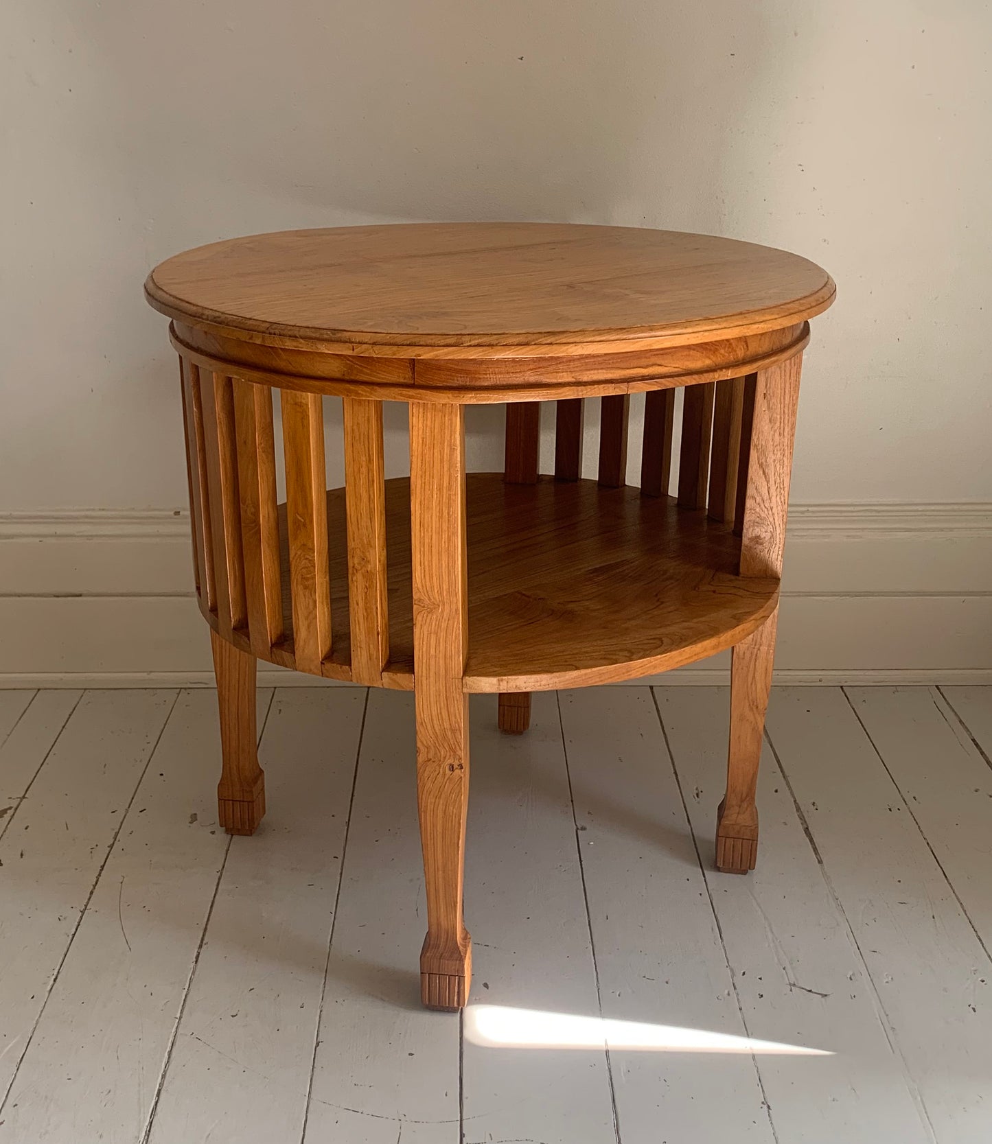 Colonial Style Large Round Occasional / Side Table with Shelf