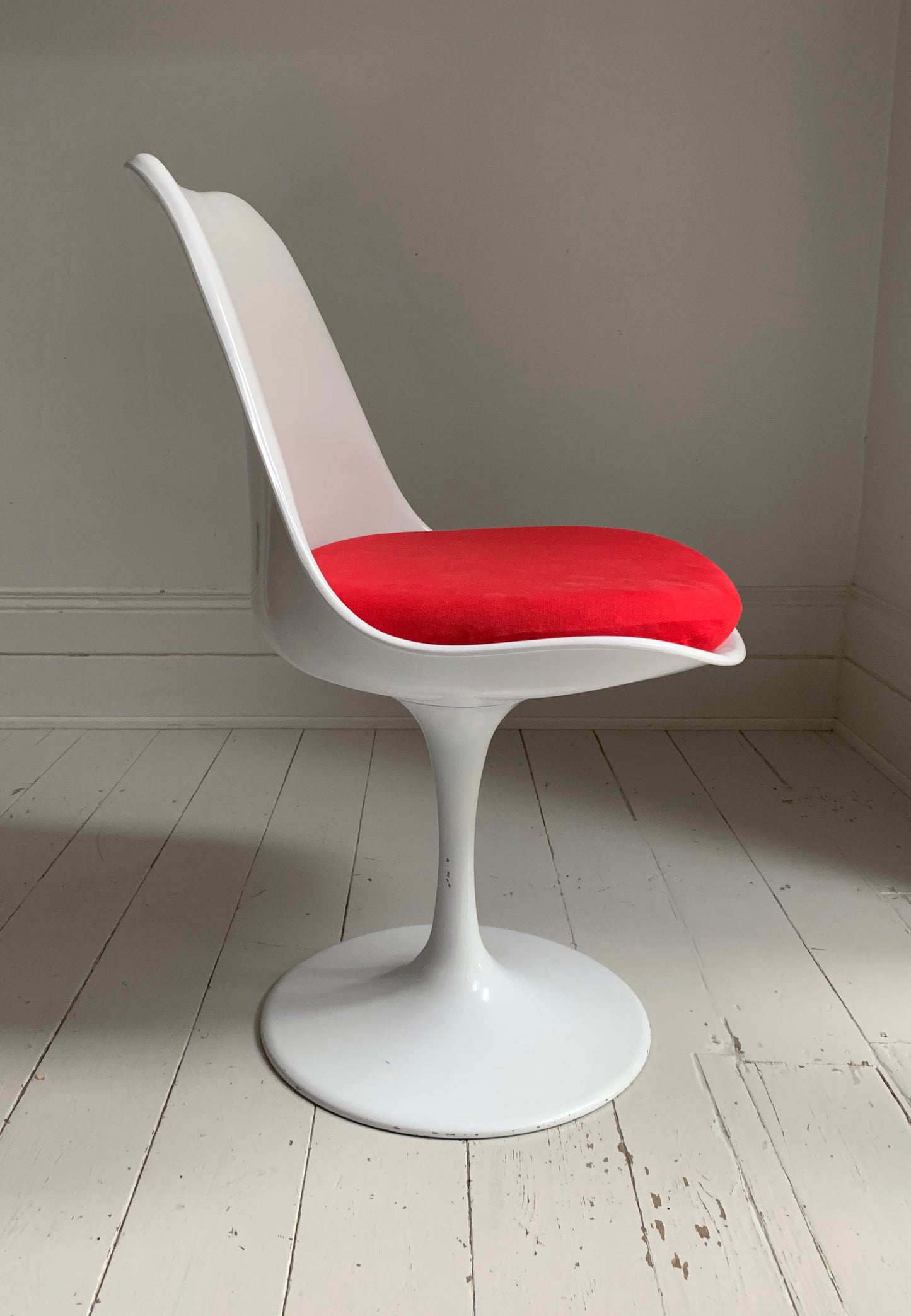 Pair Of Tulip White Gloss Chairs With Red Fabric Seats, Originally Designed by Eero Saarien