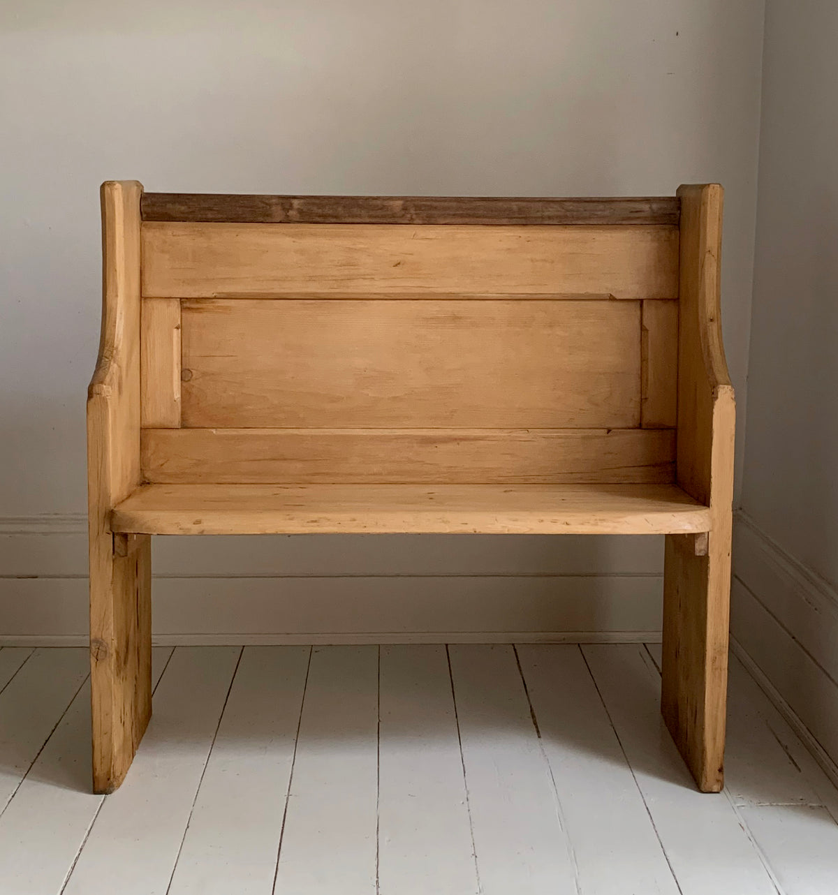 Small Rustic Antique Pine Settle / Pew / Bench Ideal For Hallway, Dining Room