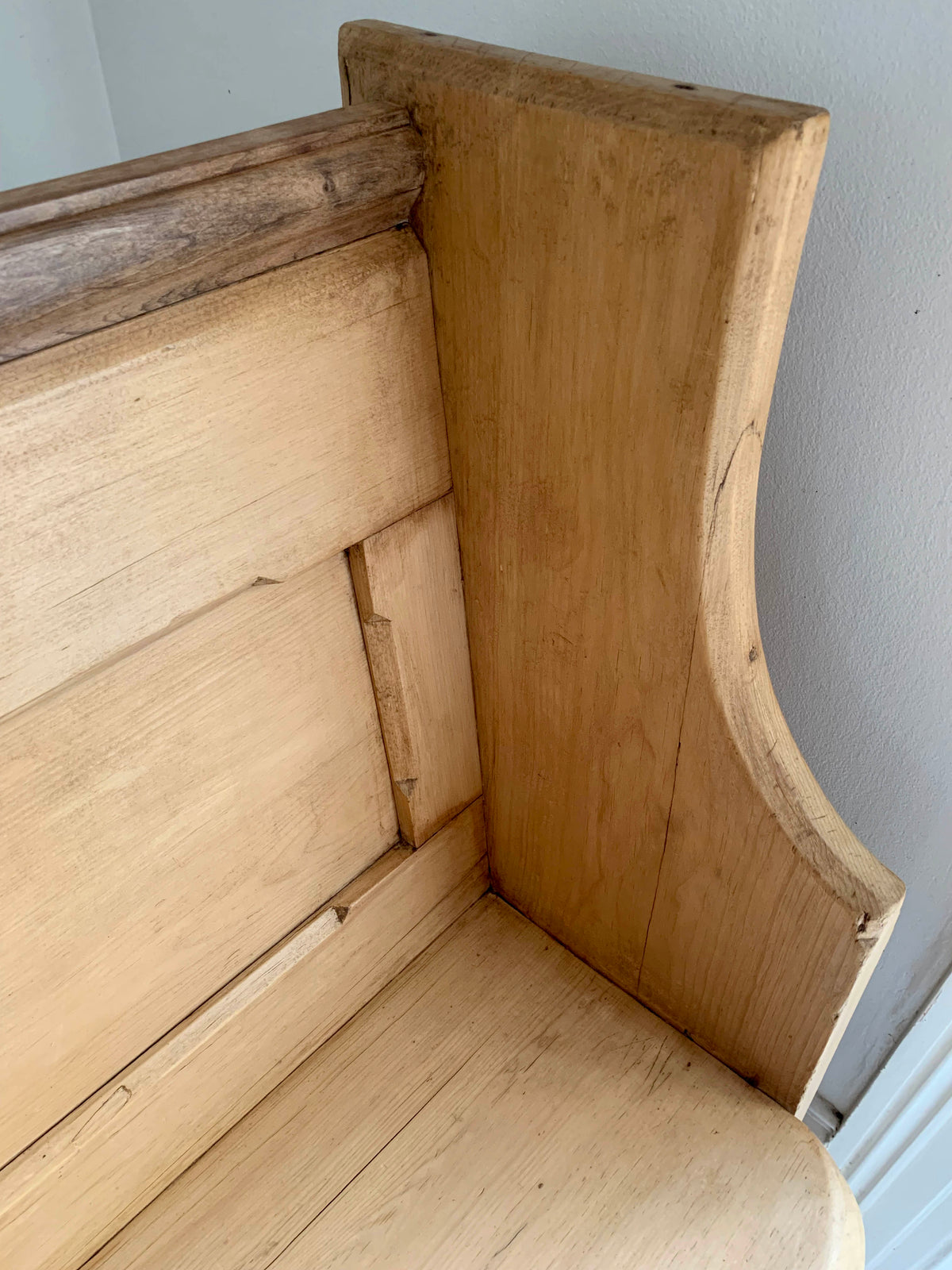 Small Rustic Antique Pine Settle / Pew / Bench Ideal For Hallway, Dining Room