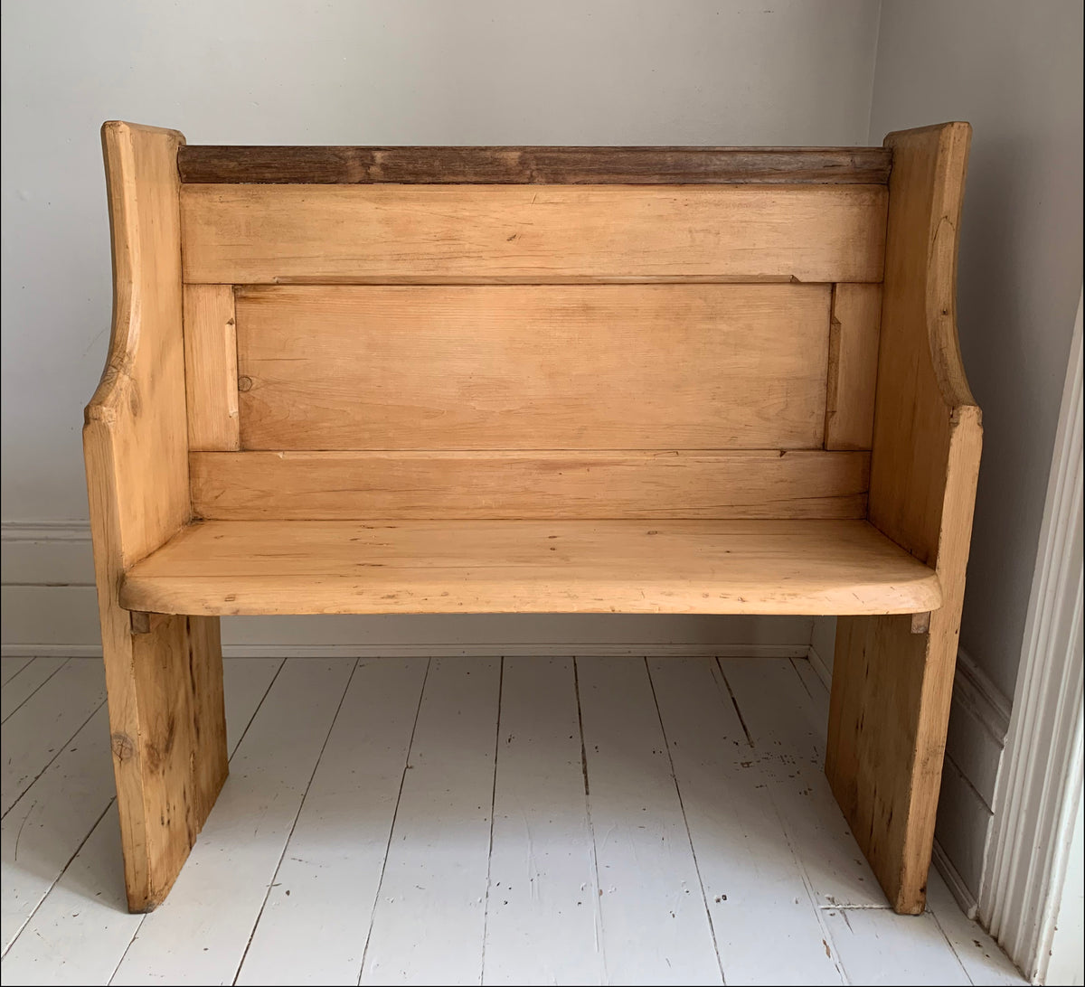 Small Rustic Antique Pine Settle / Pew / Bench Ideal For Hallway, Dining Room