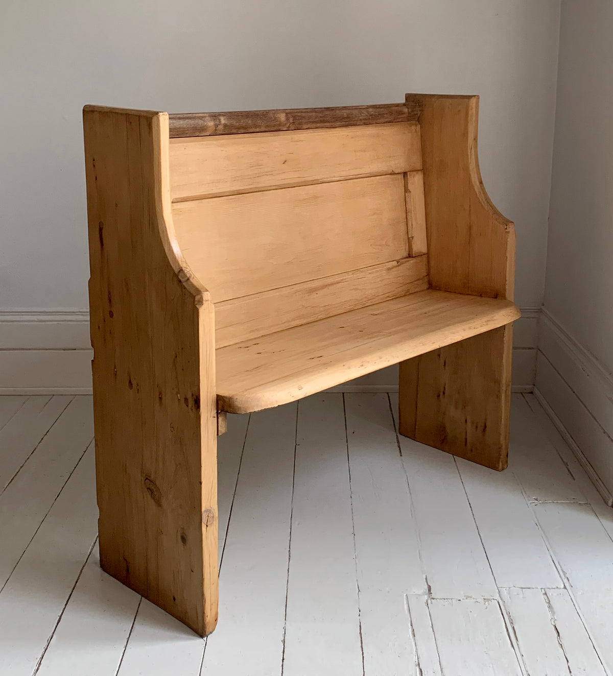 Small Rustic Antique Pine Settle / Pew / Bench Ideal For Hallway, Dining Room