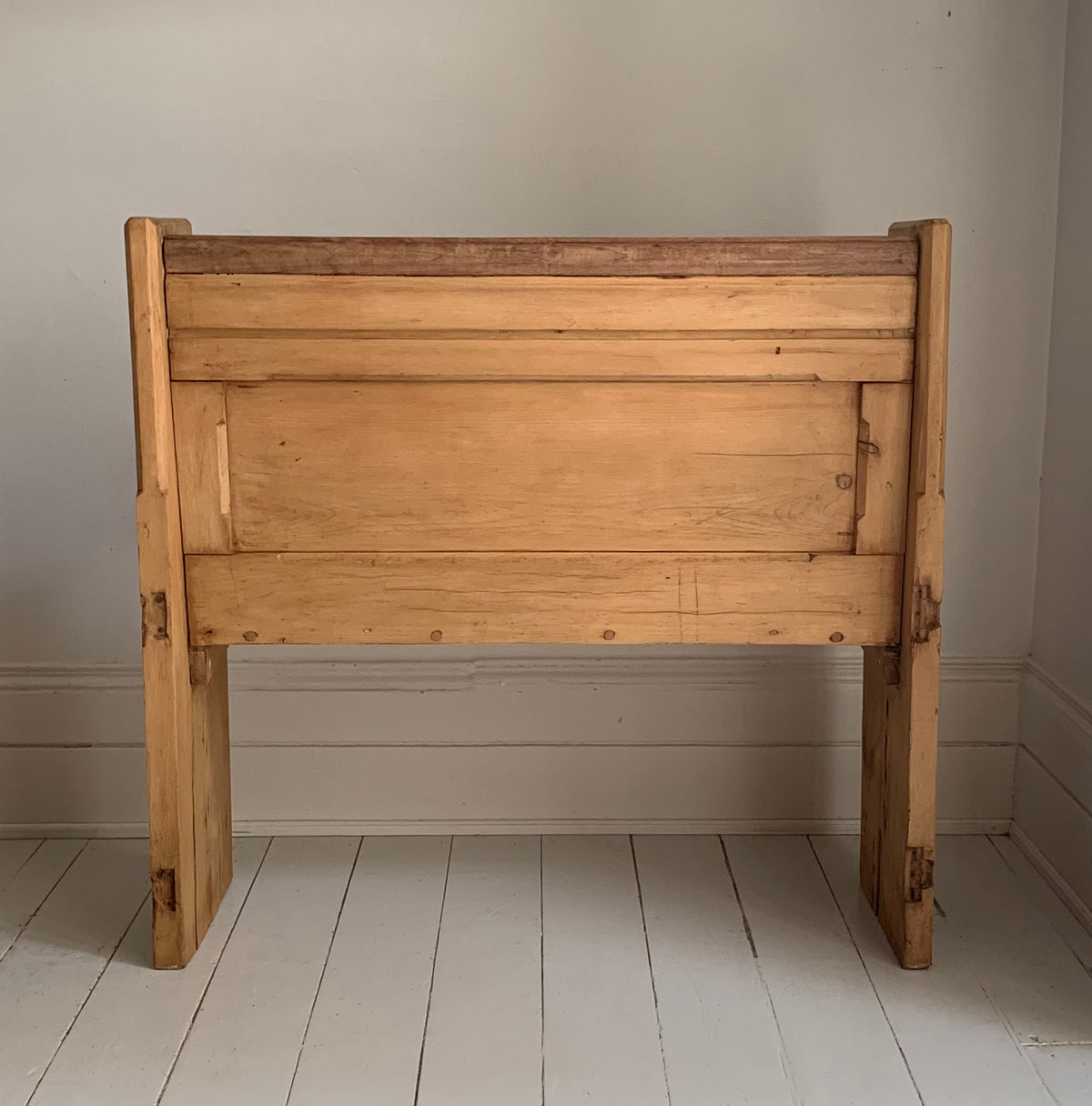 Small Rustic Antique Pine Settle / Pew / Bench Ideal For Hallway, Dining Room