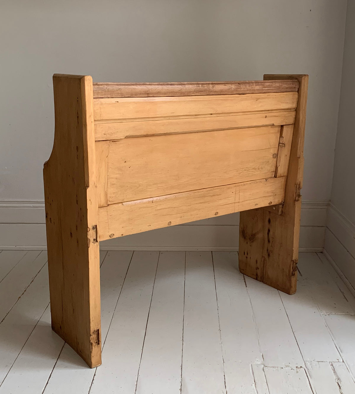 Small Rustic Antique Pine Settle / Pew / Bench Ideal For Hallway, Dining Room