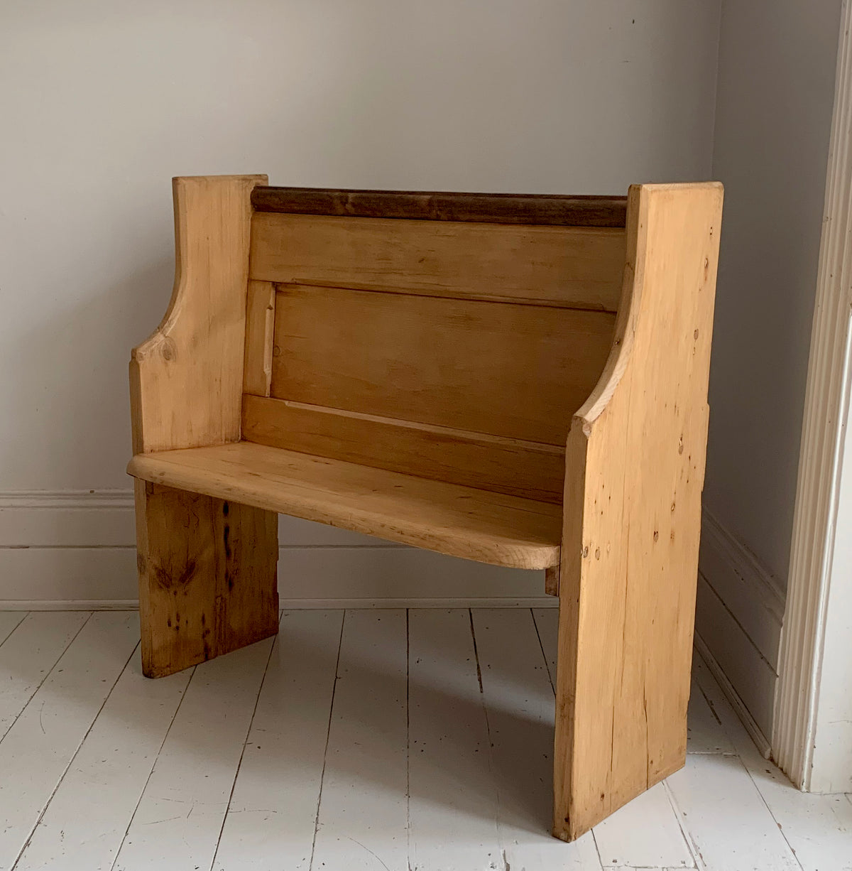Small Rustic Antique Pine Settle / Pew / Bench Ideal For Hallway, Dining Room