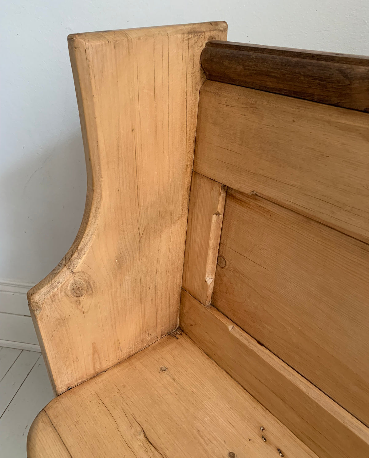 Small Rustic Antique Pine Settle / Pew / Bench Ideal For Hallway, Dining Room