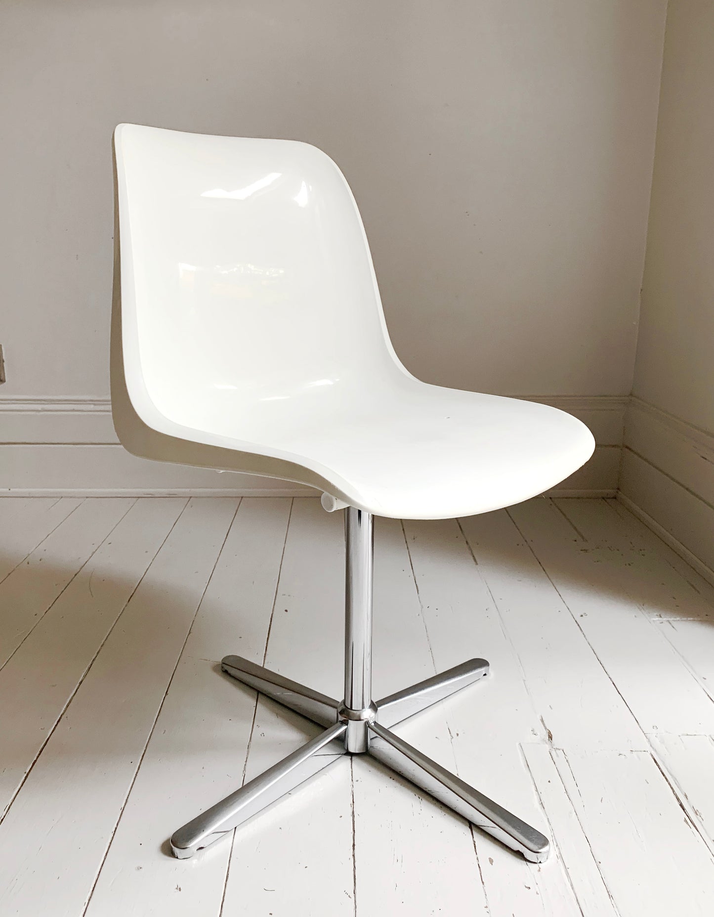 Mid Century Centa Europa Single White / Chrome Swivel Chair by Oskar Winkler