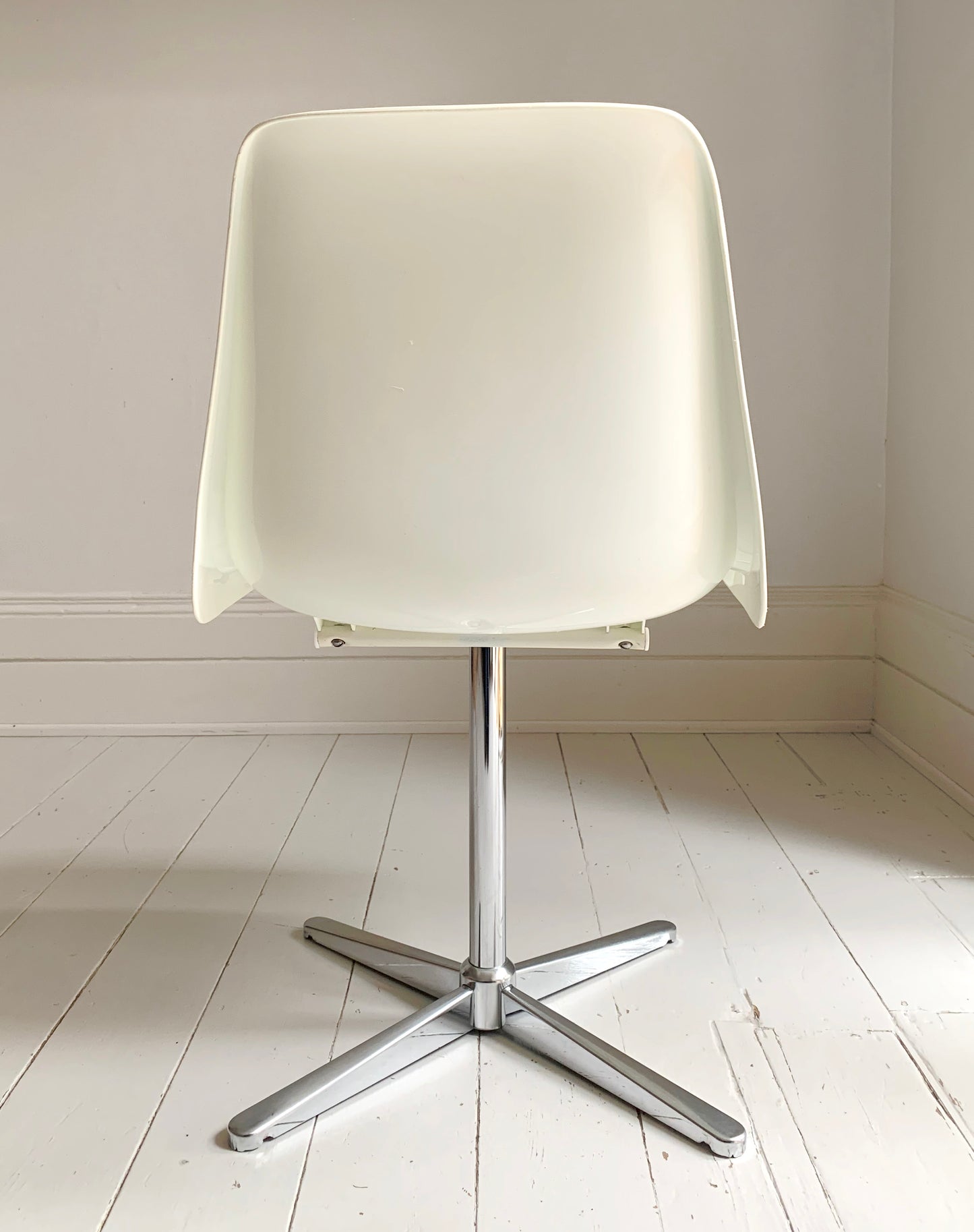 Mid Century Centa Europa Single White / Chrome Swivel Chair by Oskar Winkler