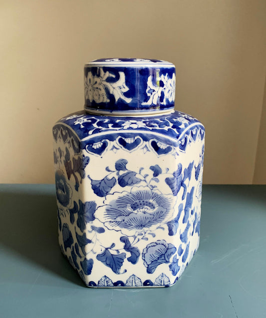 Large Vintage Chinoiserie Ginger Jar / Tea Caddy Blue and White Porcelain - VGC