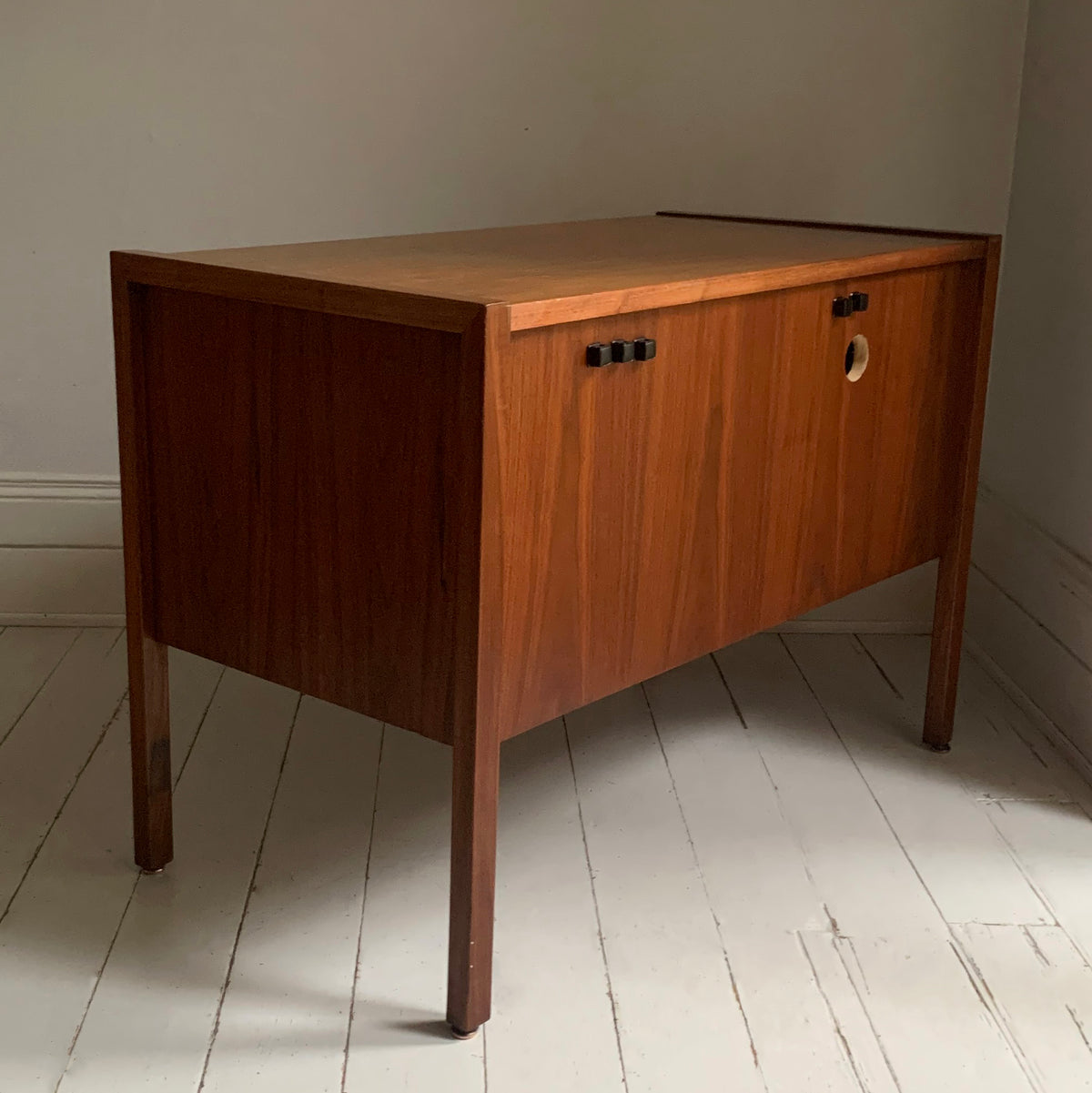 Mid Century Rare Jens Risom by Younger, Walnut Sideboard / Cabinet / Credenza