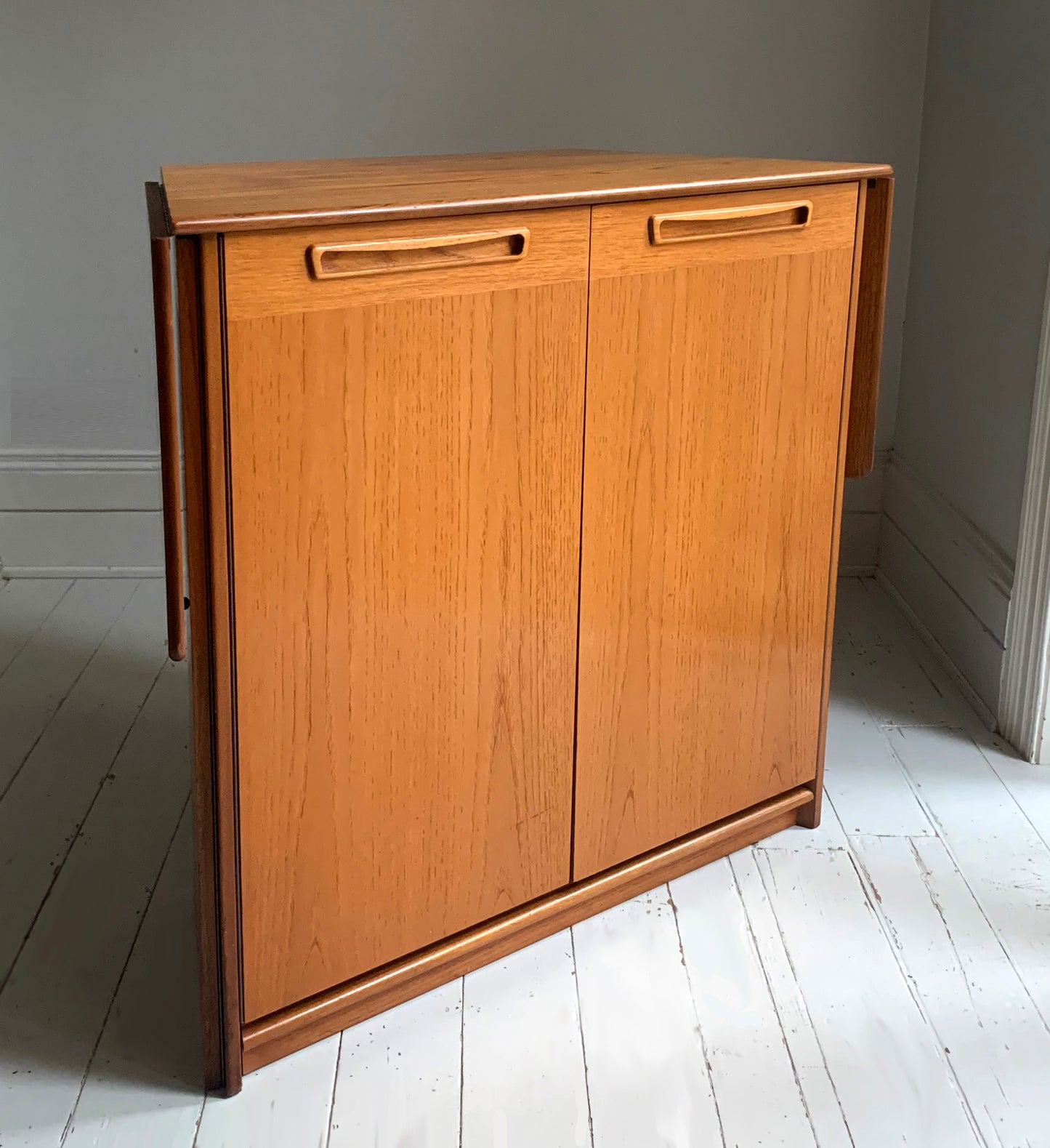 Vintage Mid Century Modern Teak Veneer Extending Drinks Bar
