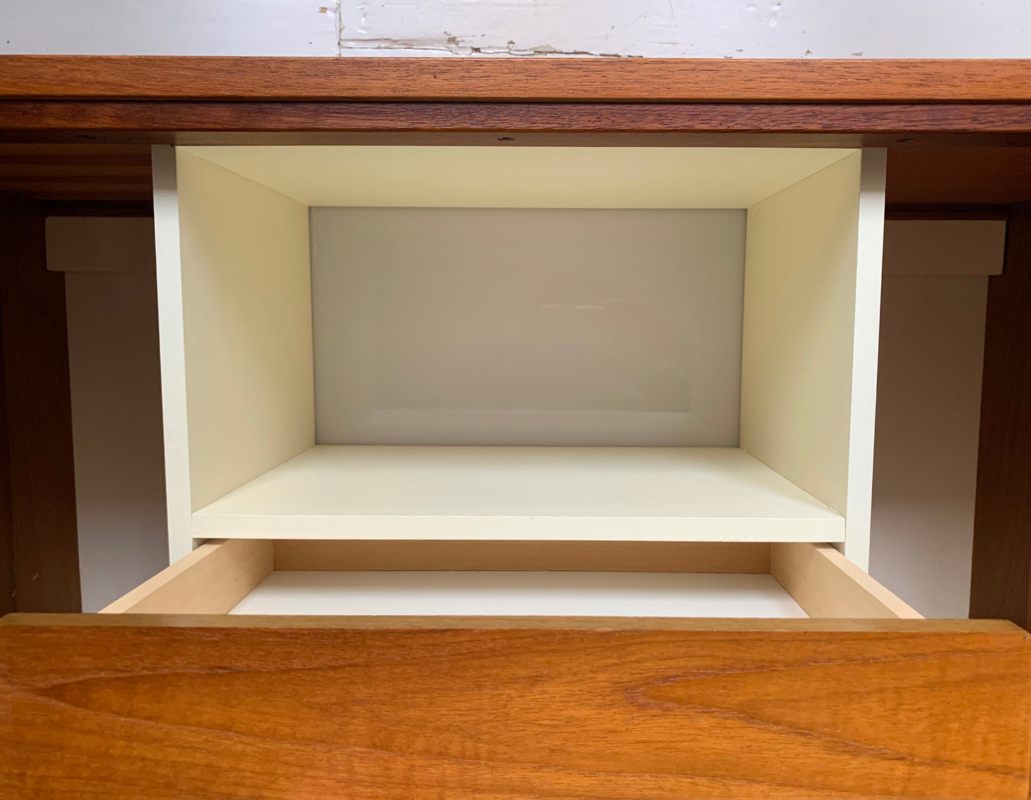 Mid Century Teak Beaver & Tapley 33 Floating Bureau / Desk / Cabinet