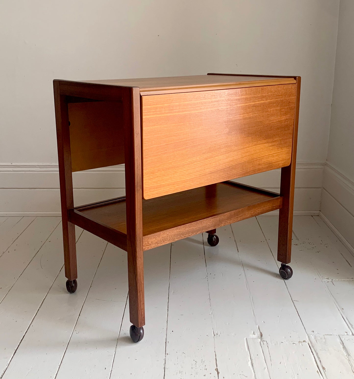 Mid Century Teak Extending Vintage Drinks Trolley / Bar Cart on Casters