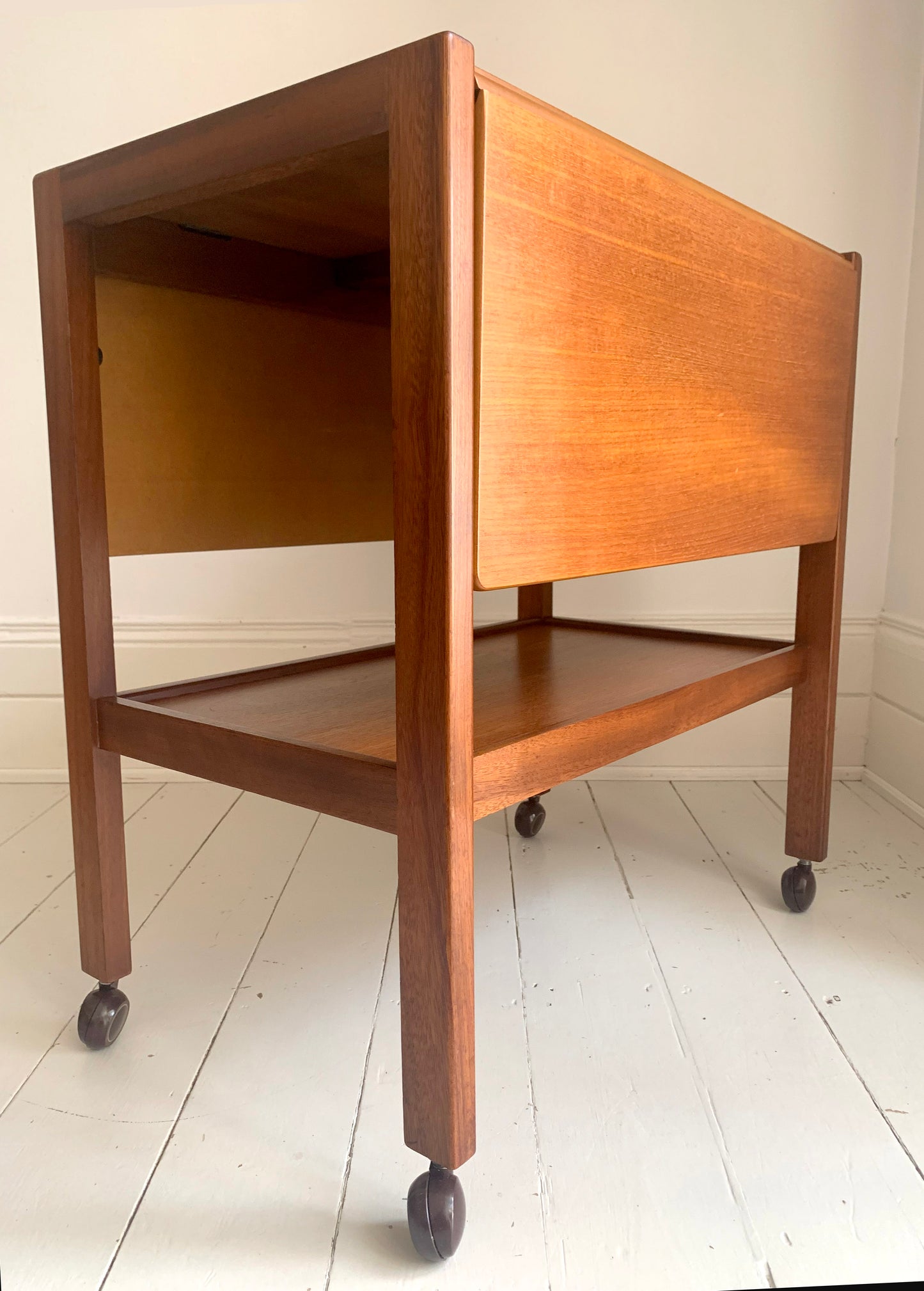 Mid Century Teak Extending Vintage Drinks Trolley / Bar Cart on Casters