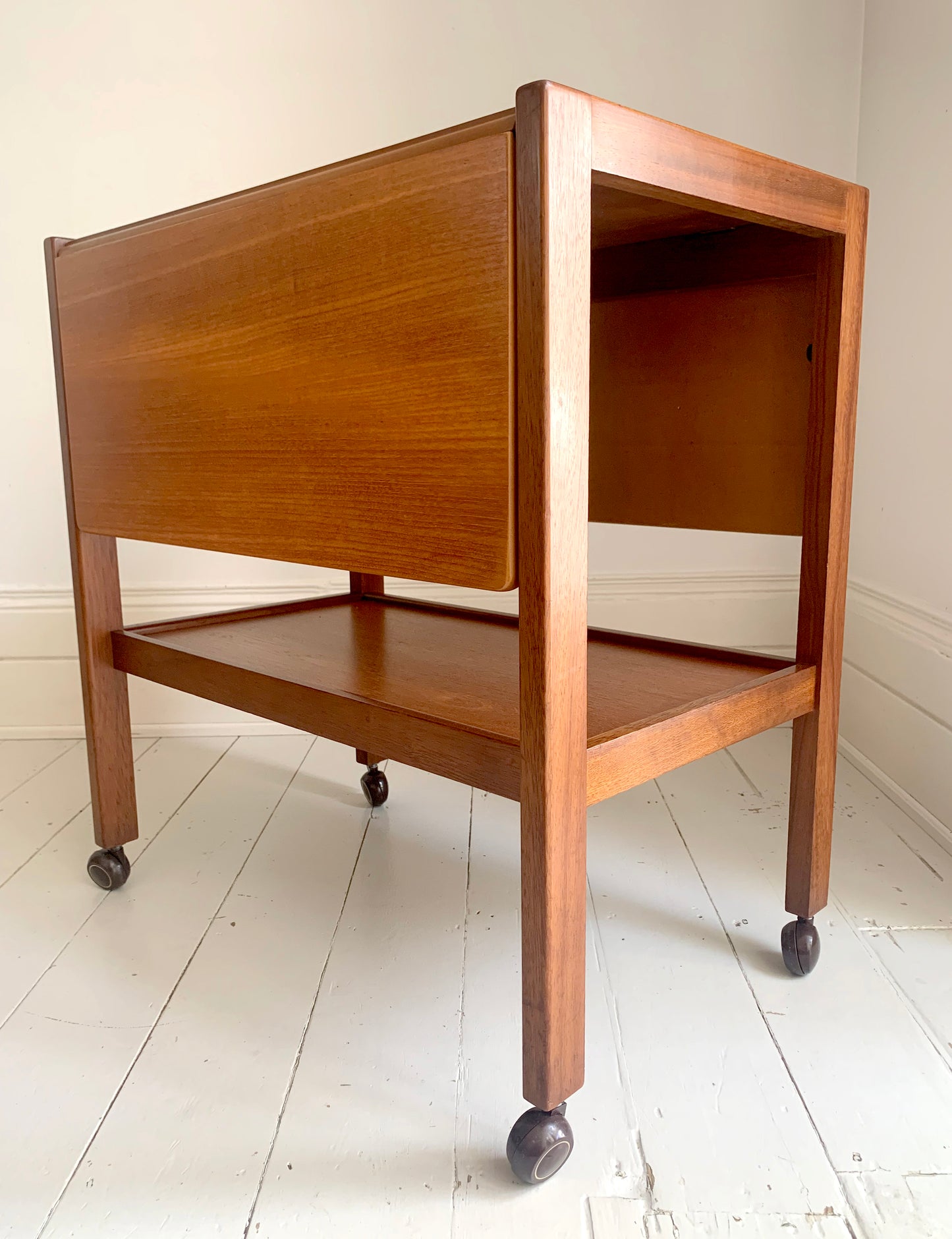 Mid Century Teak Extending Vintage Drinks Trolley / Bar Cart on Casters