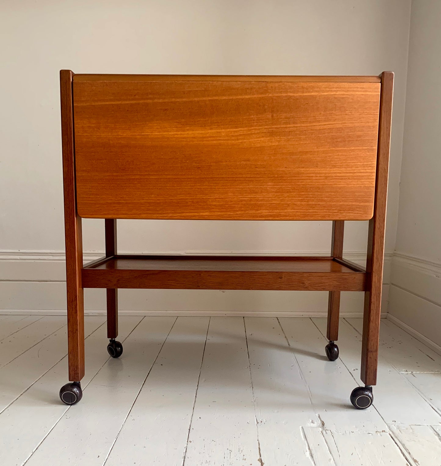 Mid Century Teak Extending Vintage Drinks Trolley / Bar Cart on Casters