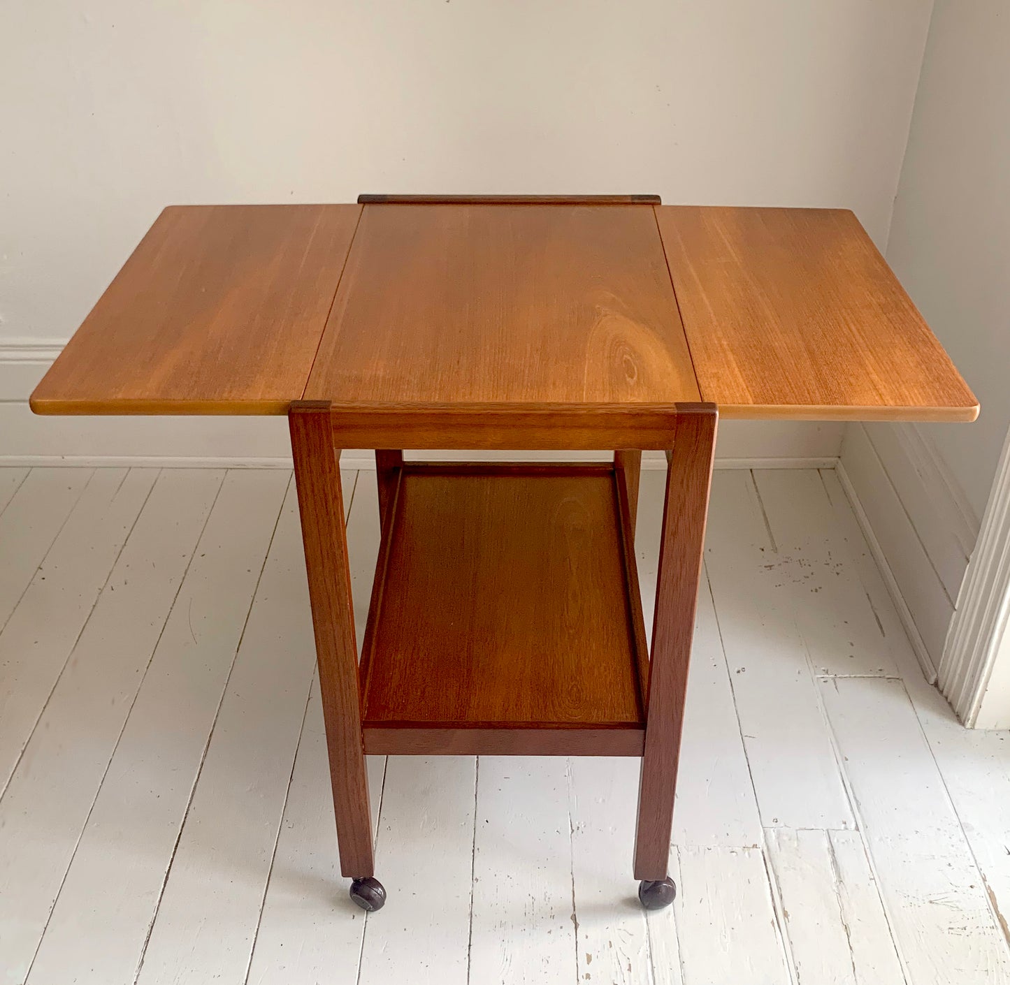 Mid Century Teak Extending Vintage Drinks Trolley / Bar Cart on Casters