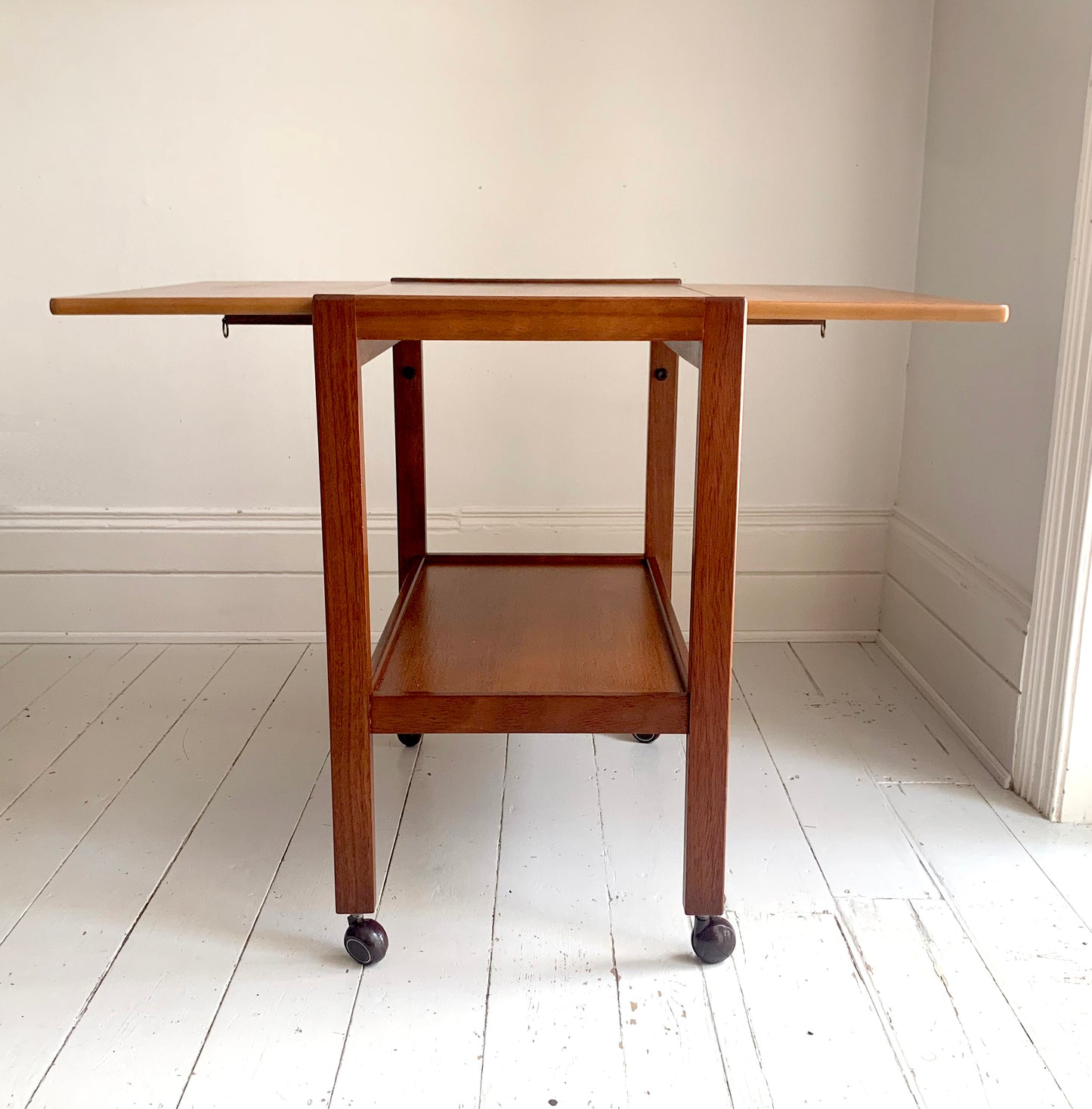 Mid Century Teak Extending Vintage Drinks Trolley / Bar Cart on Casters