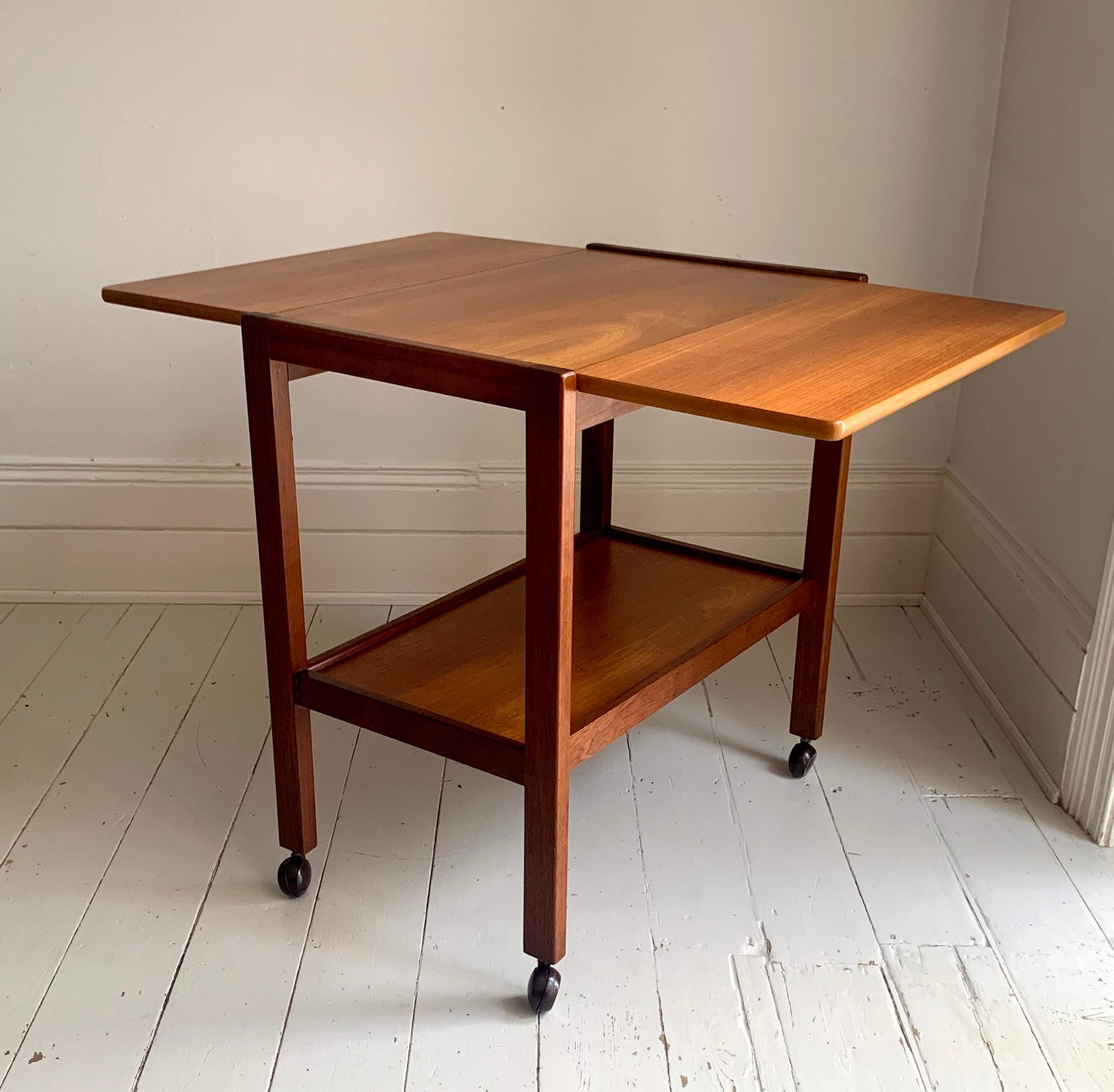 Mid Century Teak Extending Vintage Drinks Trolley / Bar Cart on Casters