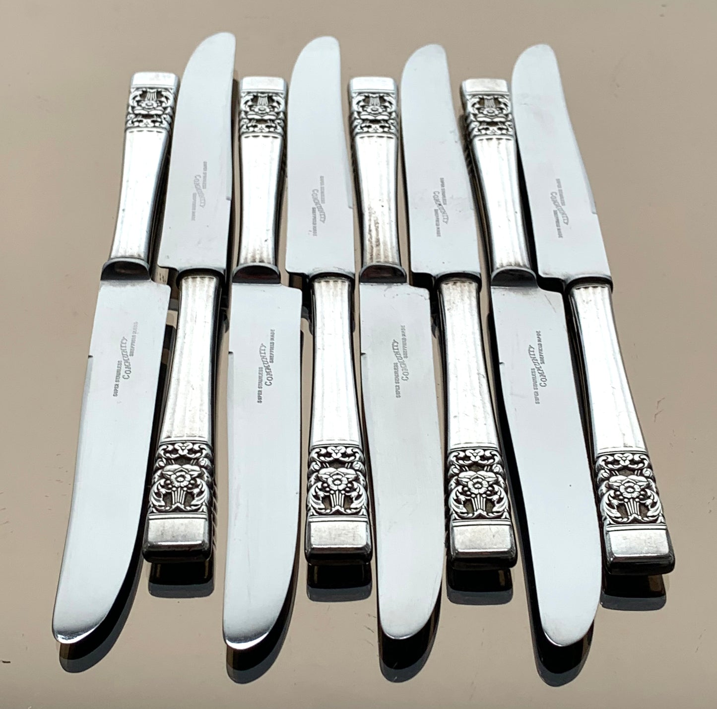 Vintage Oneida Community Hampton Court Pattern silver plated 8 x small knives