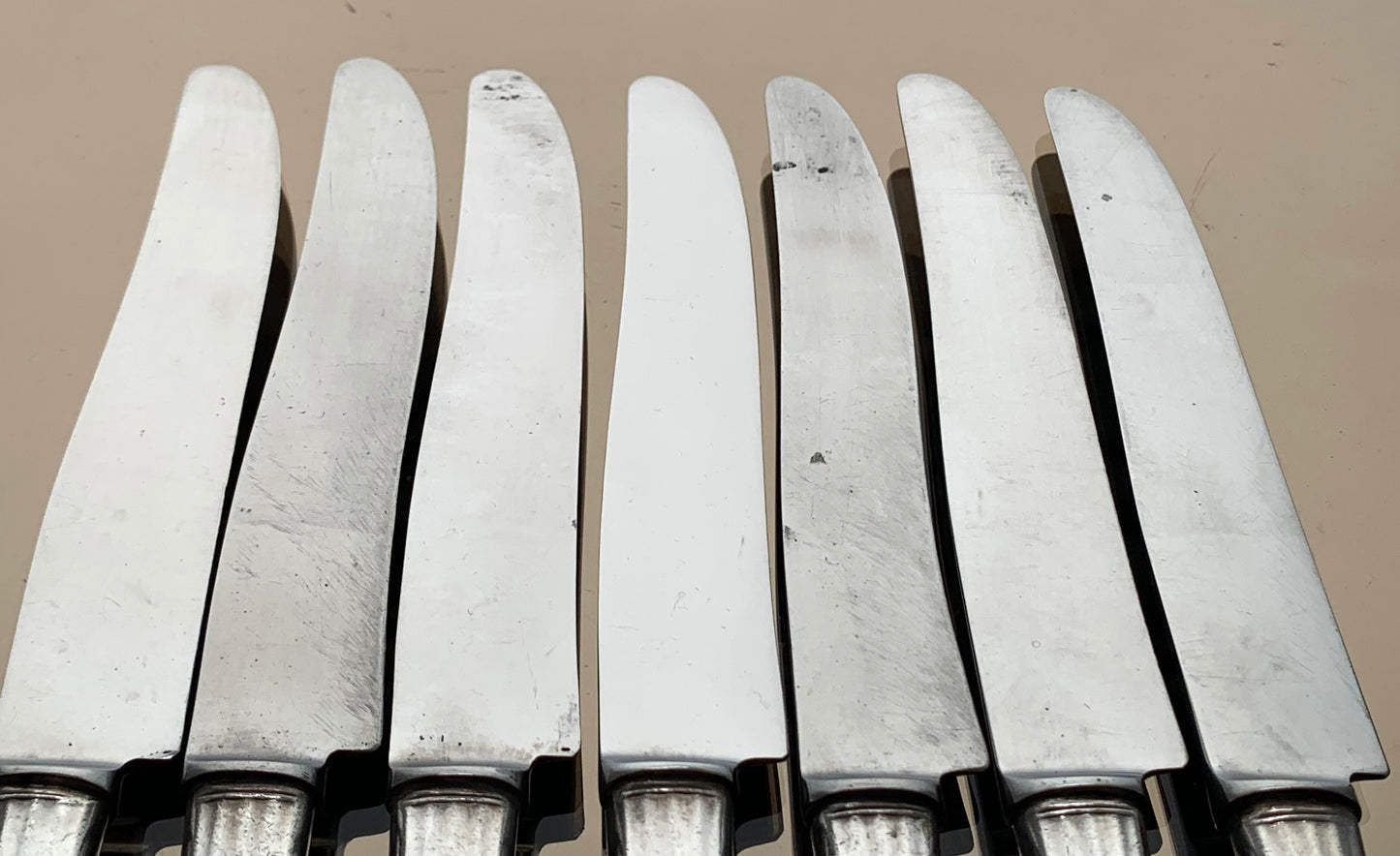 Vintage Oneida Community Hampton Court Pattern silver plated 7 x Dinner knives