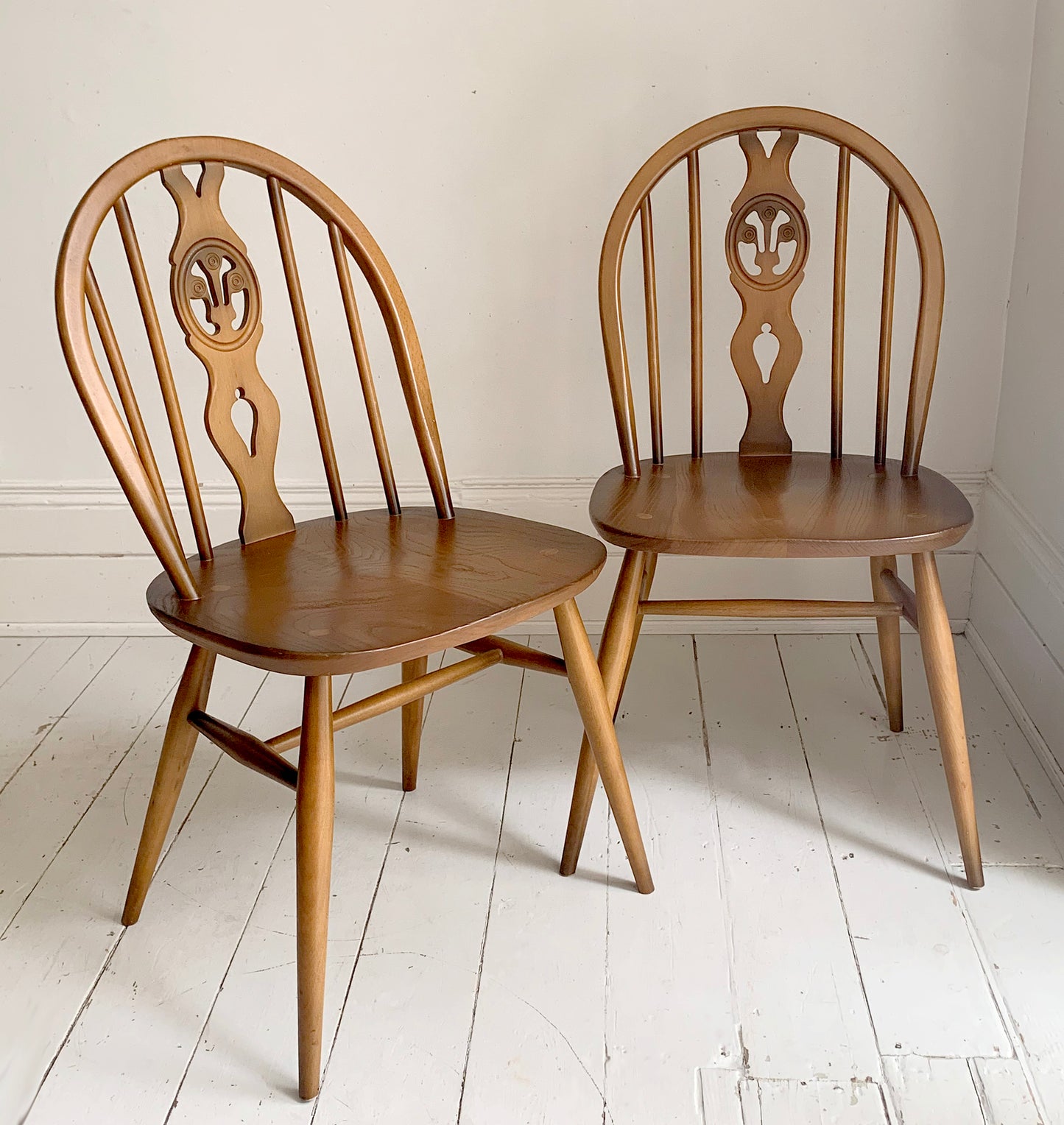 Pair of Vintage Ercol Fleur-De-Lys Dining Chairs - Model 371