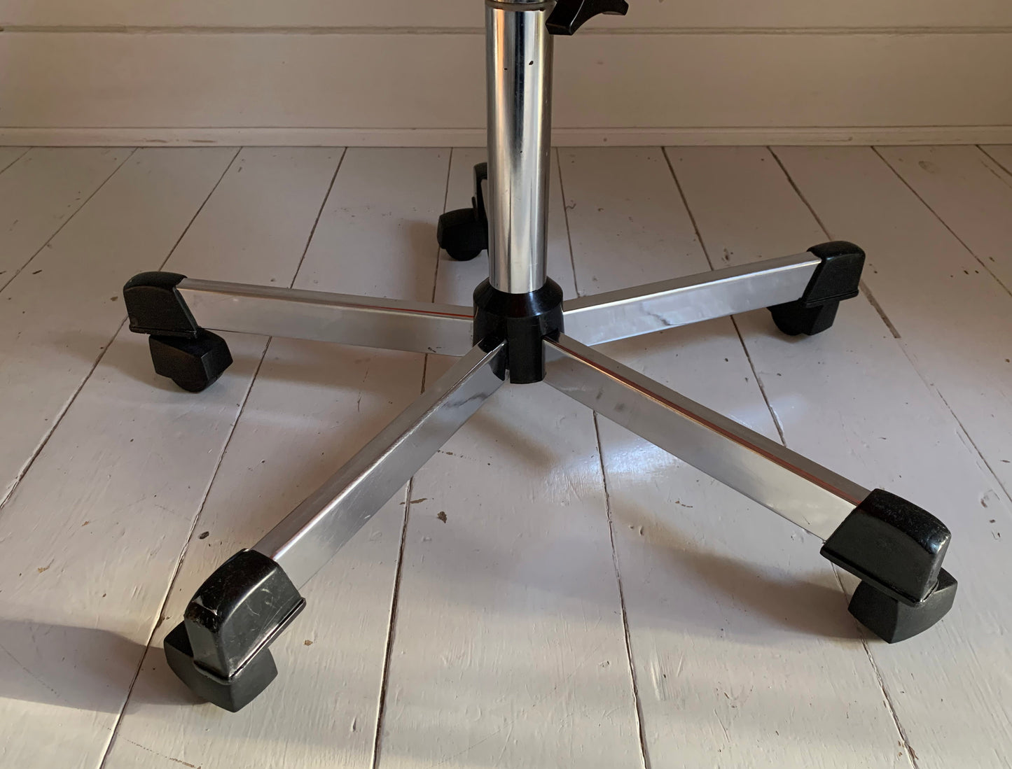 1 x Rare Vintage Hille Swivel Chair, In Orange on Castors, Designed By Robin Day