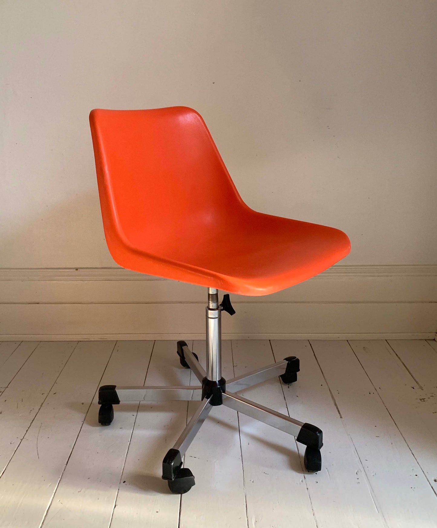 1 x Rare Vintage Hille Swivel Chair, In Orange on Castors, Designed By Robin Day